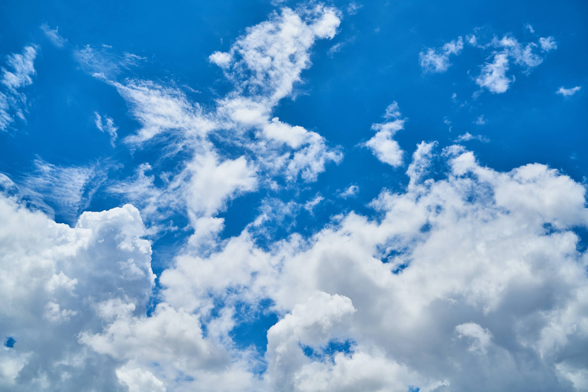 Blauerwolkenverhangener Himmel-hintergrund Wallpaper