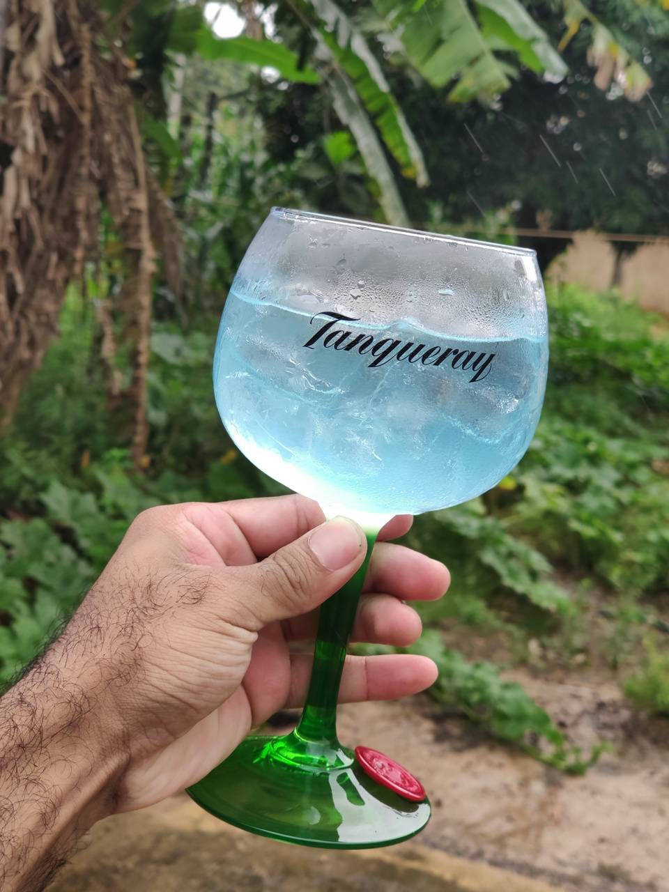 Cocktailblu In Un Calice Di Tanqueray Gin Tanica Sfondo