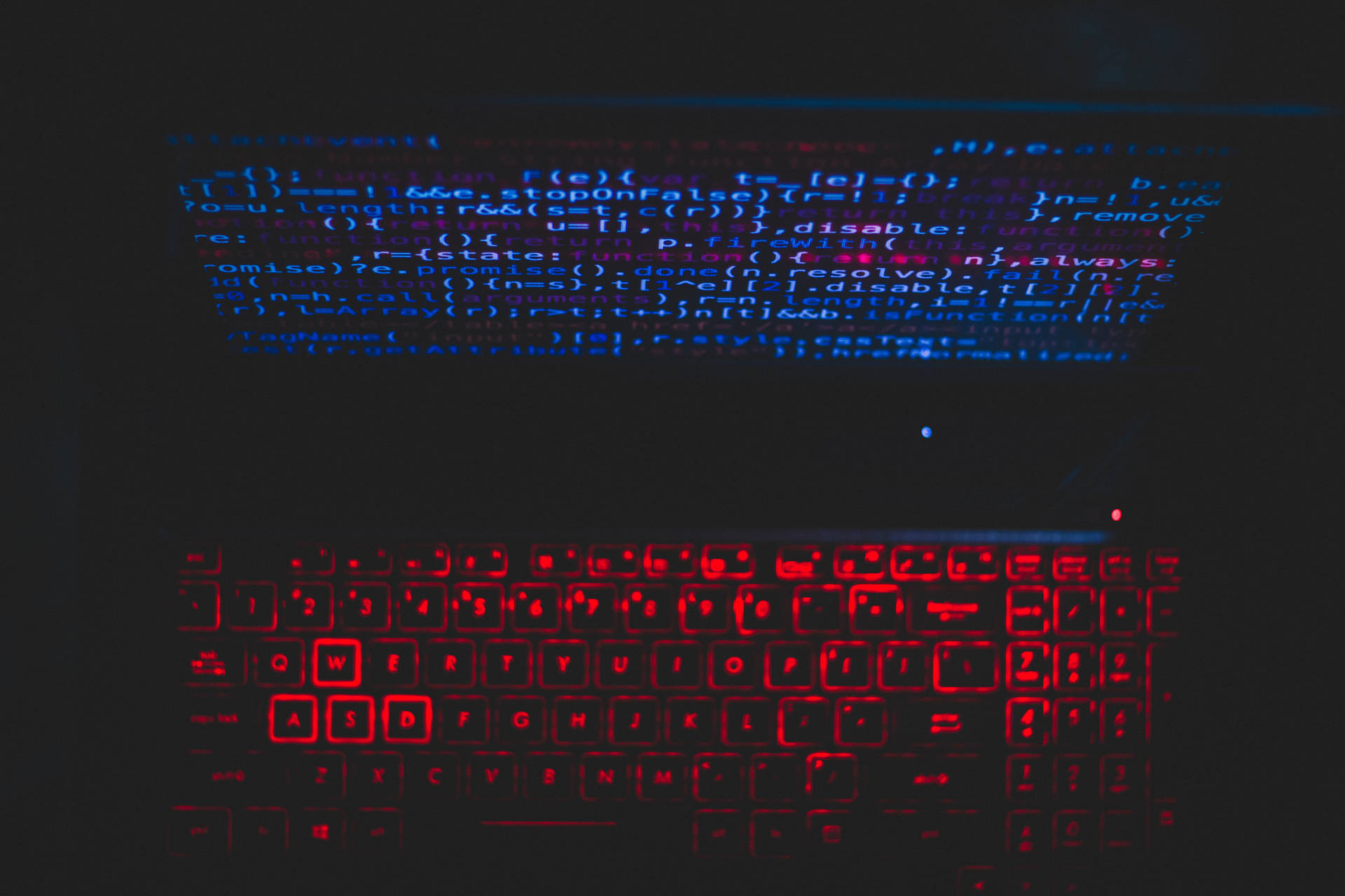Pantallaazul De Computadora Y Teclado Rojo. Fondo de pantalla