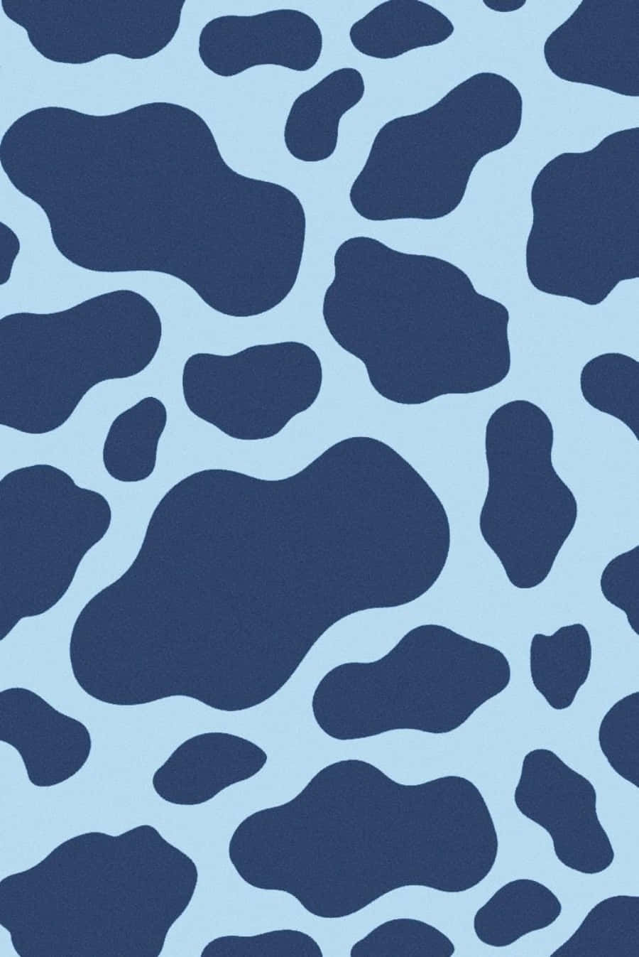 Få en stilfuld og spotted udseende med Blue Cow Print Wallpaper