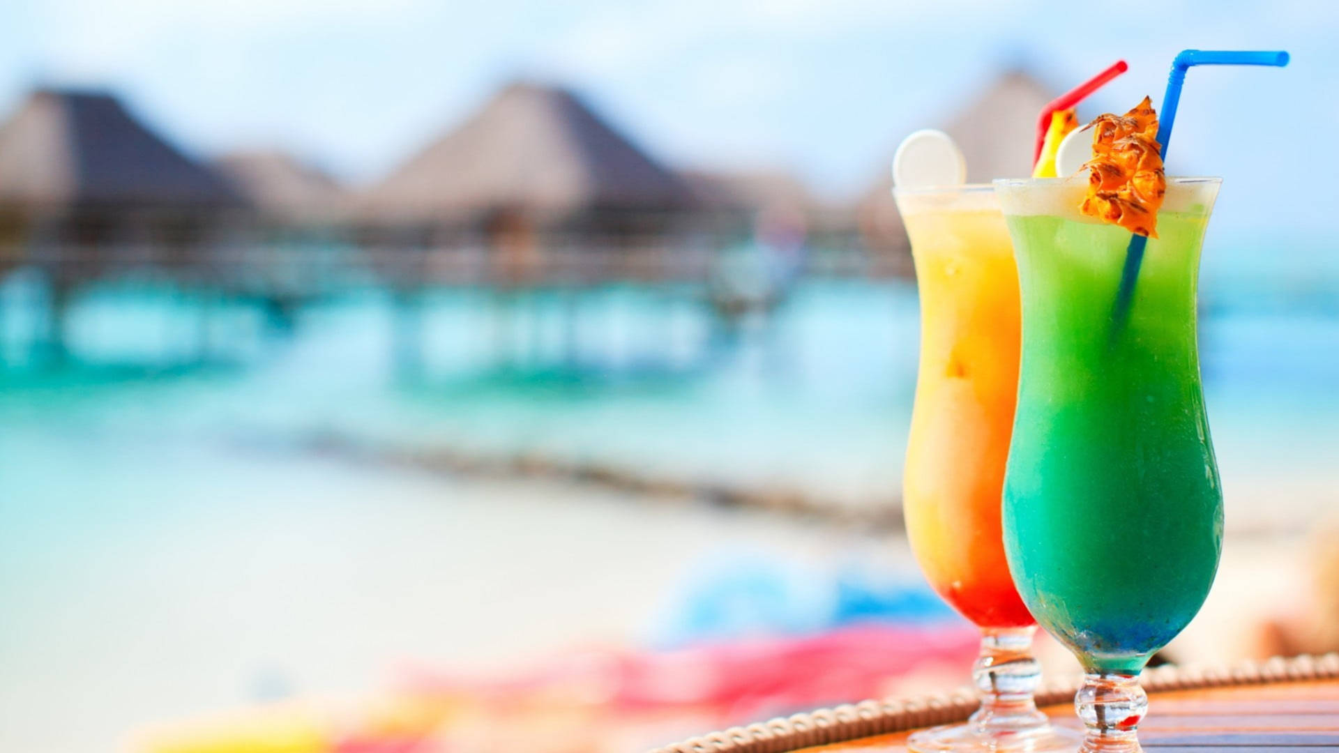 Fondode Pantalla Con Un Blue Curacao Y Un Tequila Sunrise, Bebida Tropical. Fondo de pantalla