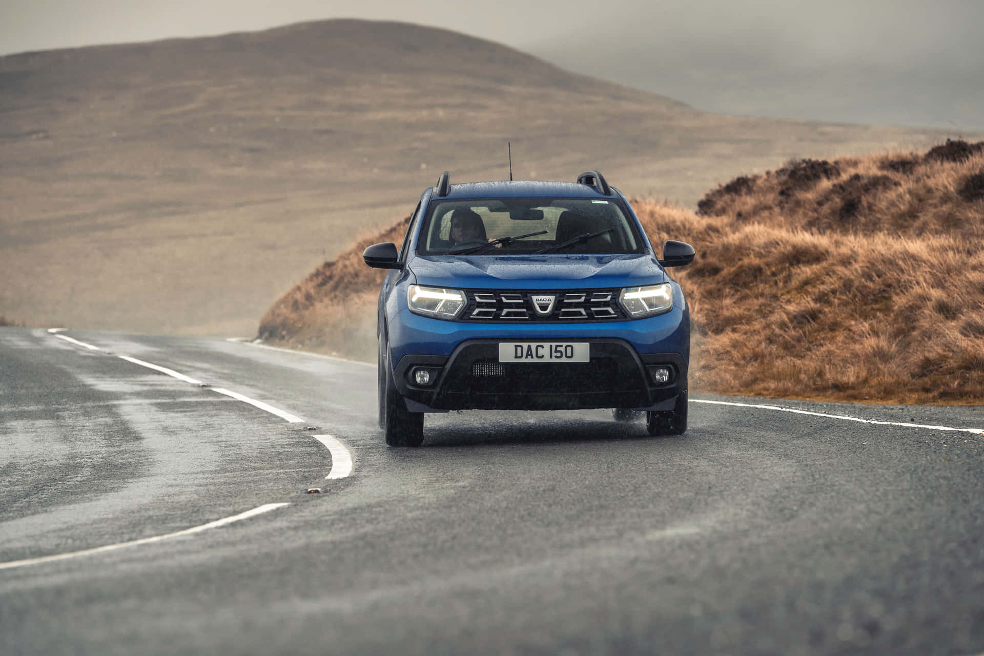 Blauwe Dacia Duster Op Weg Achtergrond