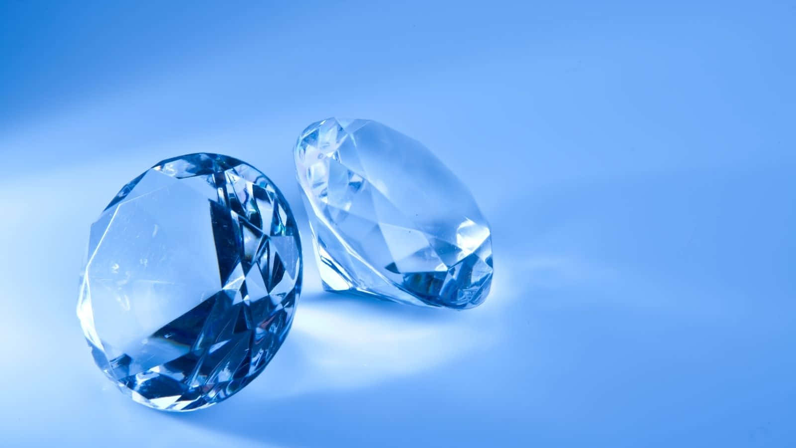 Dosdiamantes En Un Fondo Azul