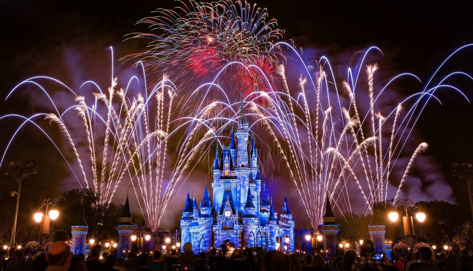 Castillode Disney Azul Con Fuegos Artificiales. Fondo de pantalla