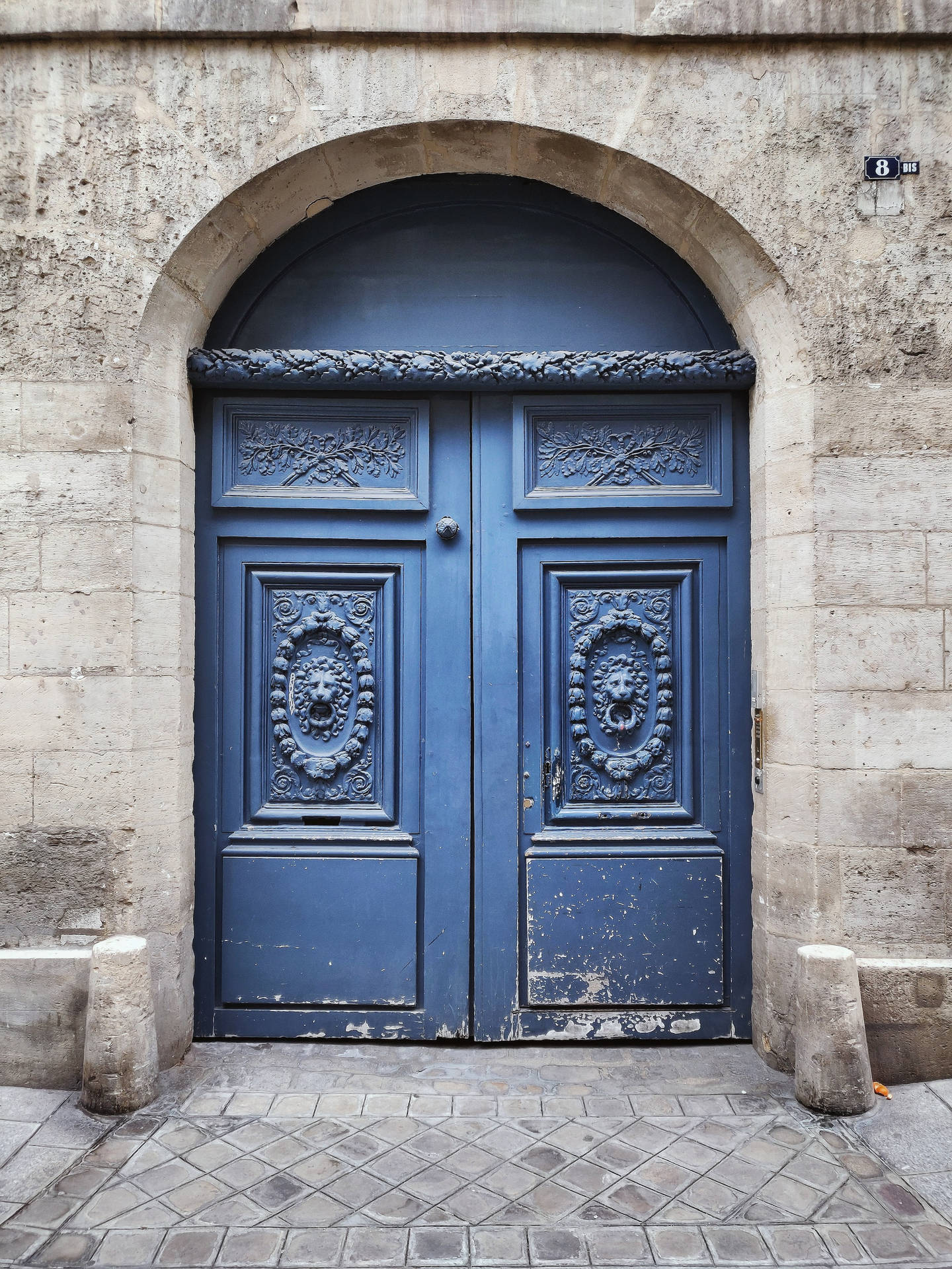 Blå dørindgang til Trudaine Families Residens ved Luxembourg Courtyard Wallpaper