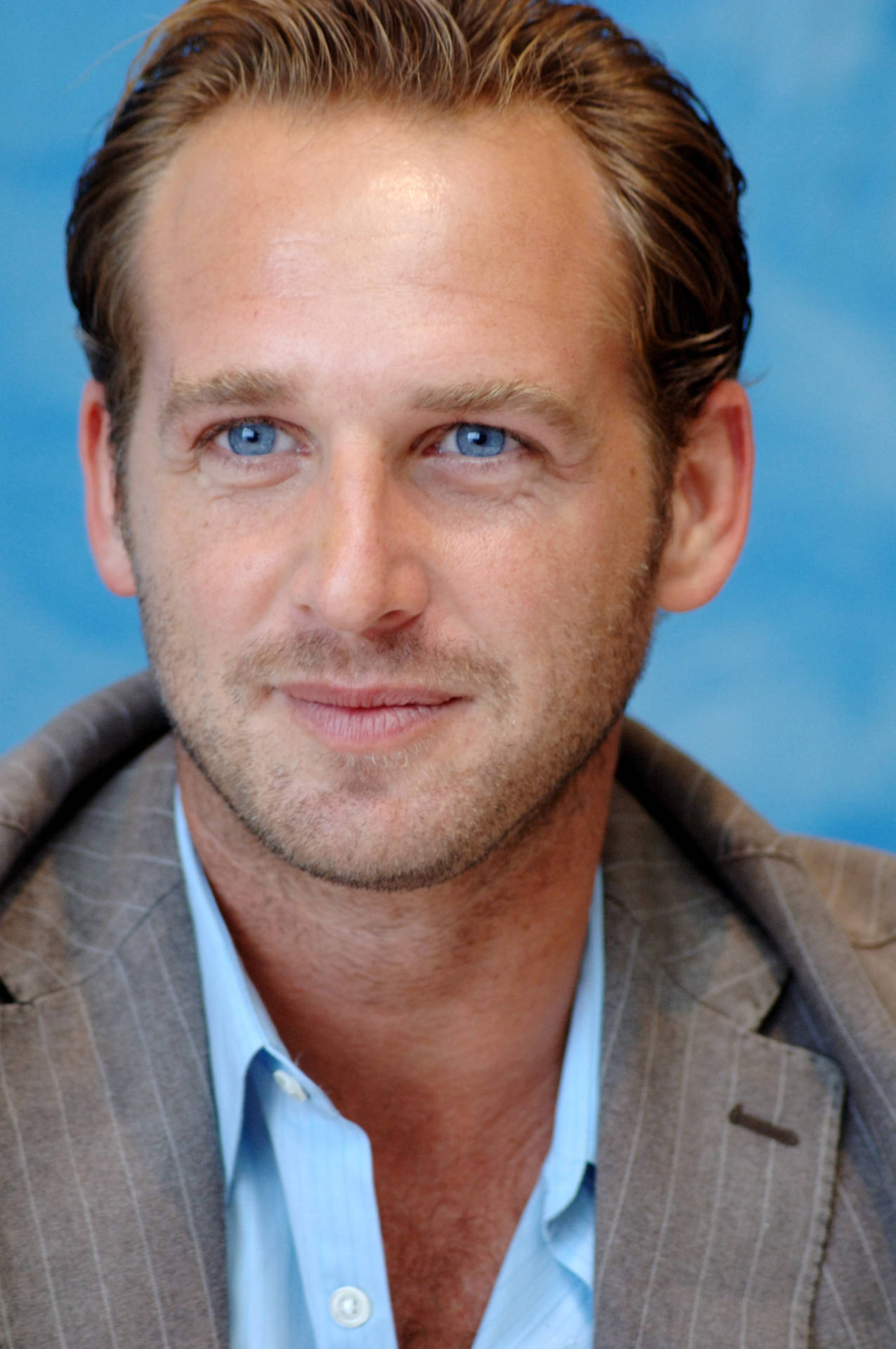 Close-up portrait of the blue-eyed American celebrity, Josh Lucas Wallpaper