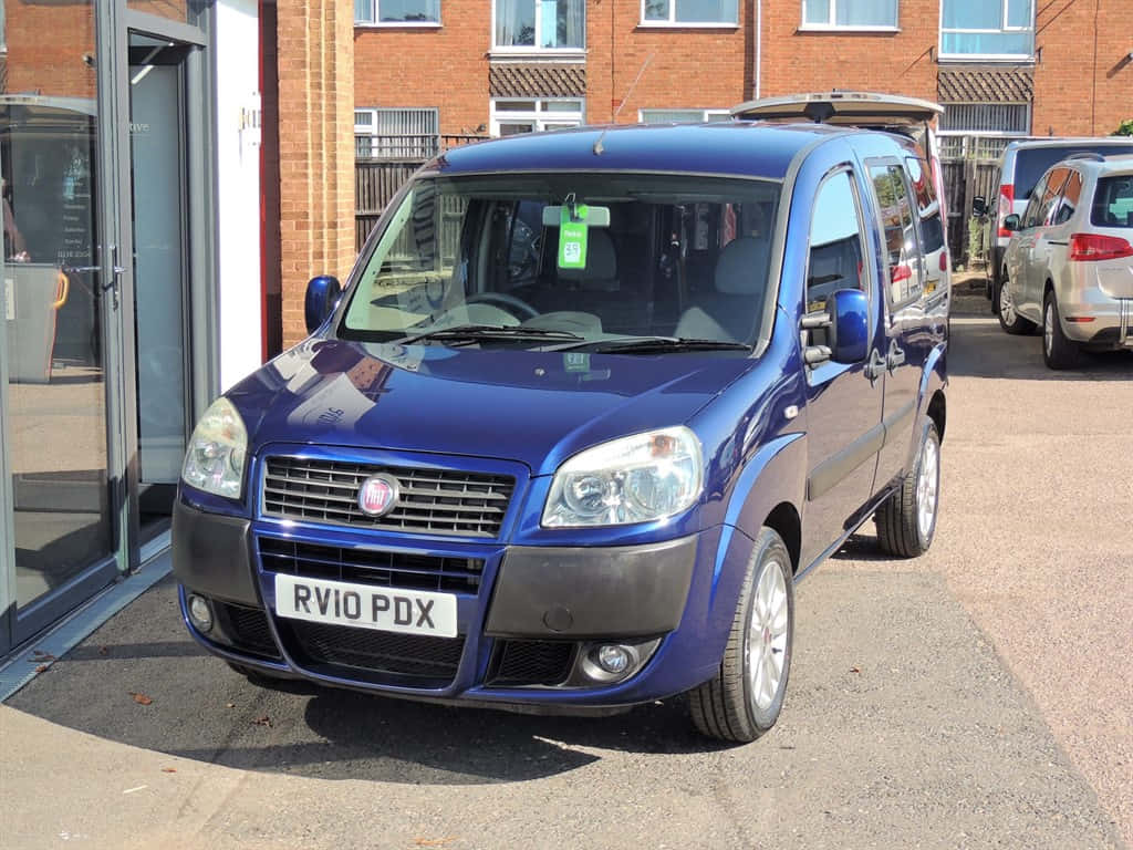 Fiat Doblo Biru Diparkir Di Luar Ruangan Wallpaper