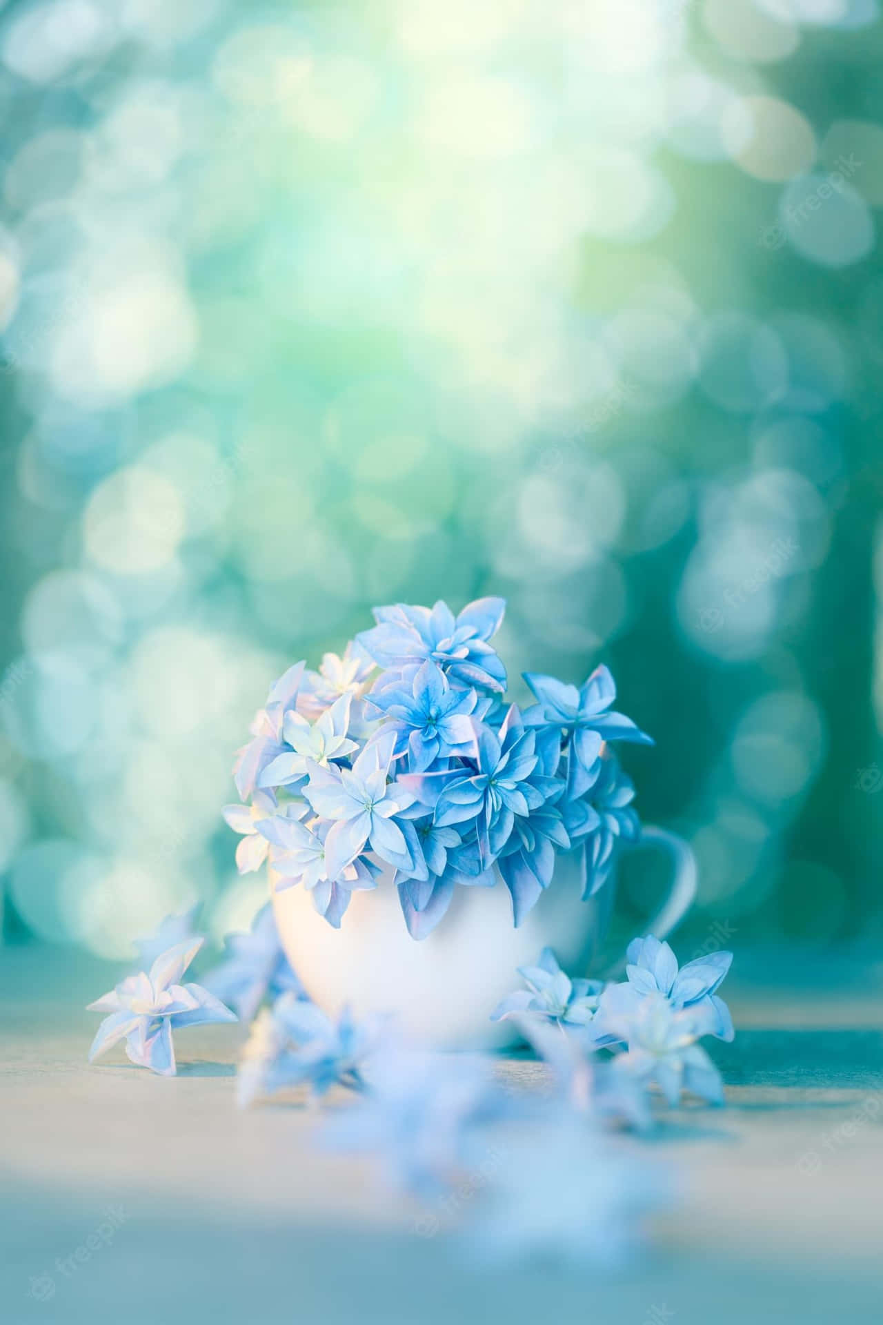 Bildeiner Weißen Tasse Mit Blauer Blumen-bokeh