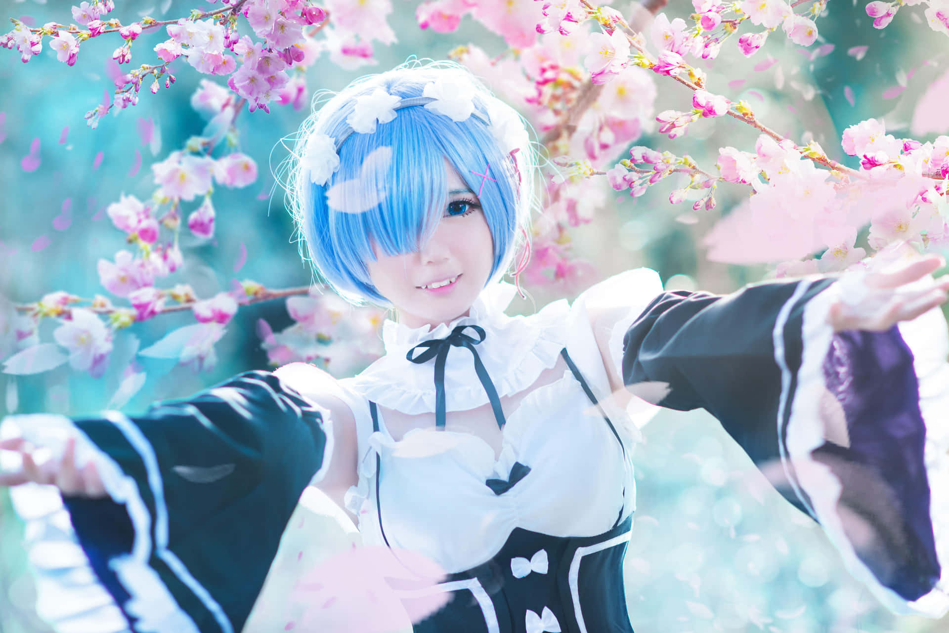 Cosplay D'anime Aux Cheveux Bleus Au Milieu Des Cerisiers En Fleurs Fond d'écran