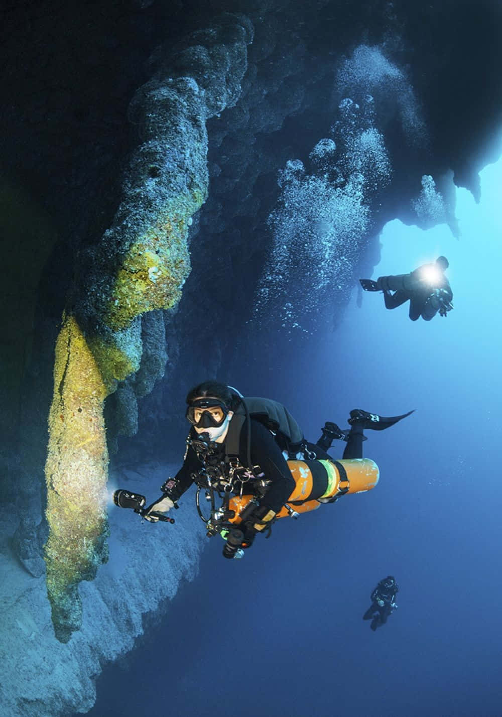 Crystal blue water spilling into the emerald depths of the majestic Blue Hole in Belize Wallpaper