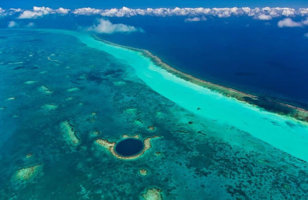 Een Paradijselijk Luchtbeeld Van Het Blue Hole In Belize Achtergrond