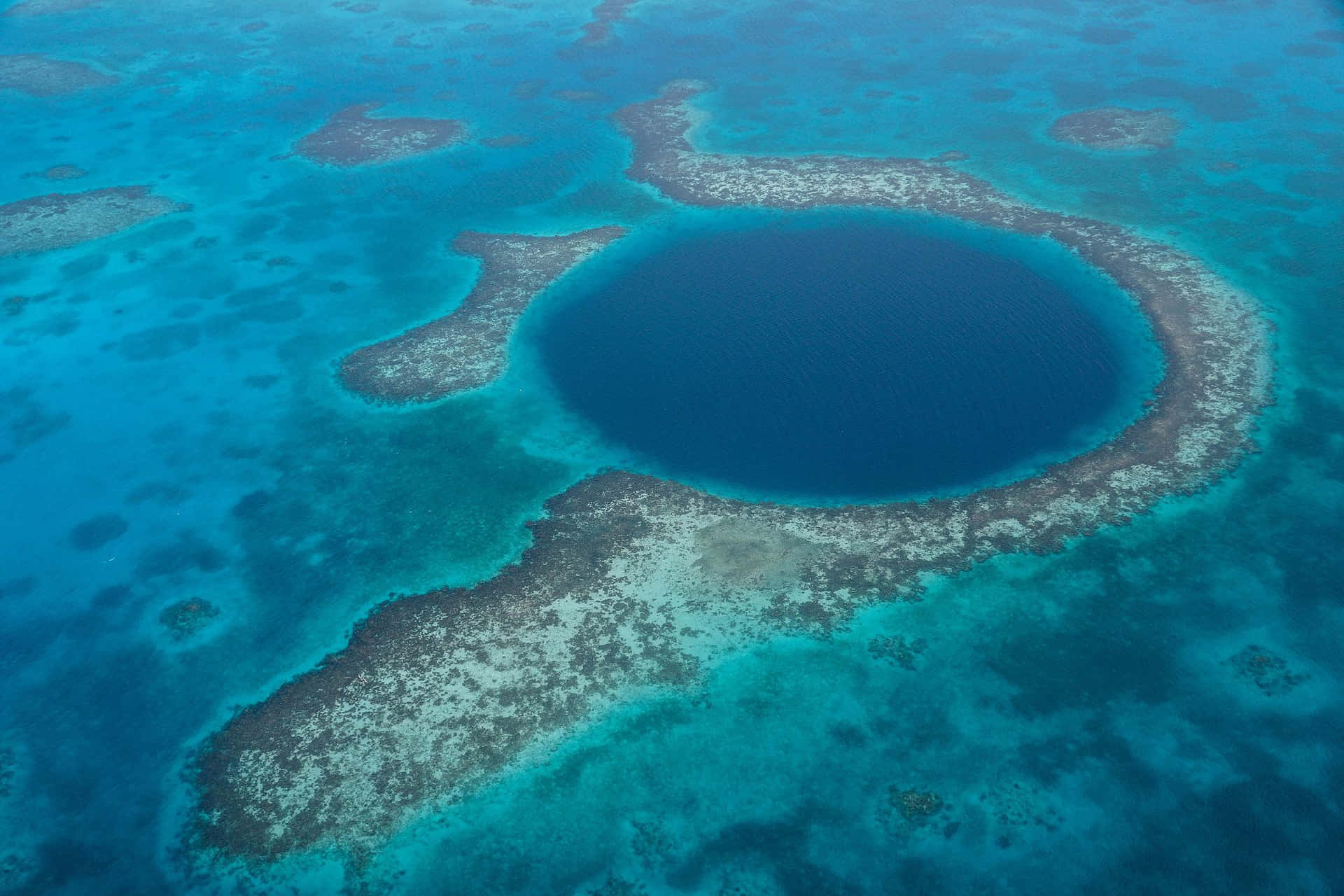 Explorez Les Profondeurs Du Trou Bleu Fond d'écran