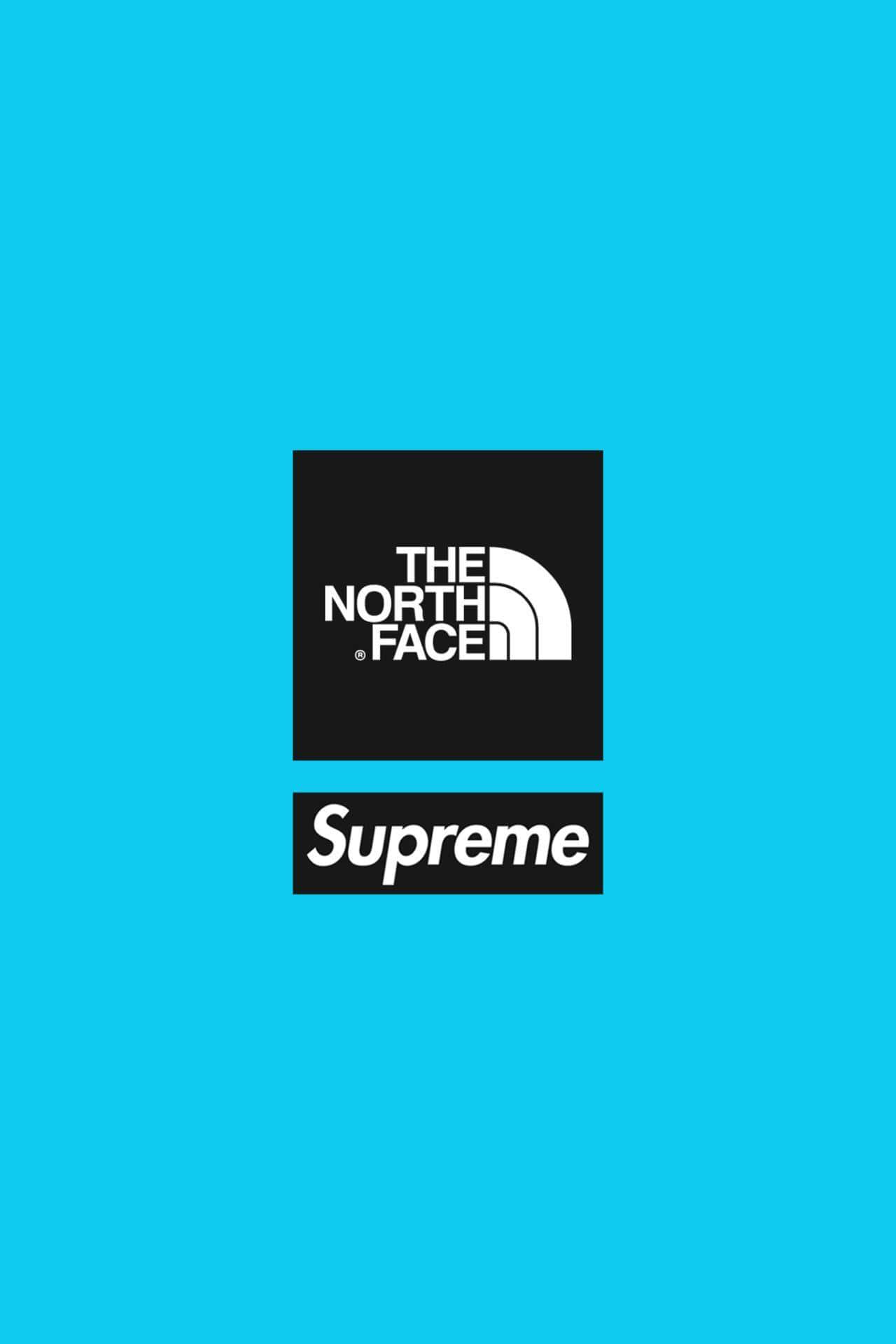 Logoen fra The North Face på en blå baggrund Wallpaper