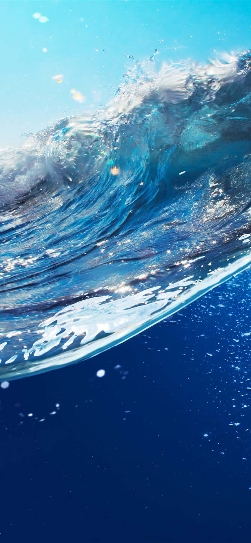 Einblaues Meer Mit Einer Welle Im Hintergrund Wallpaper
