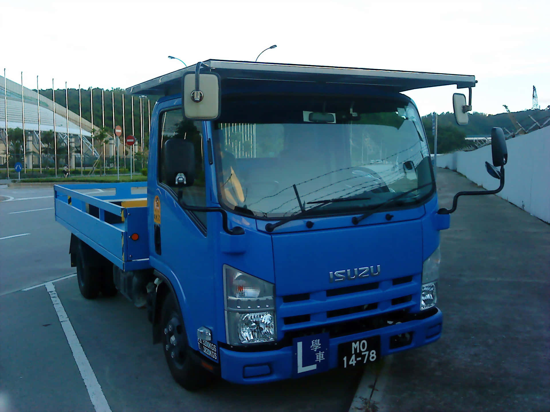 Blauwe Isuzu Elf Truck Geparkeerd Achtergrond