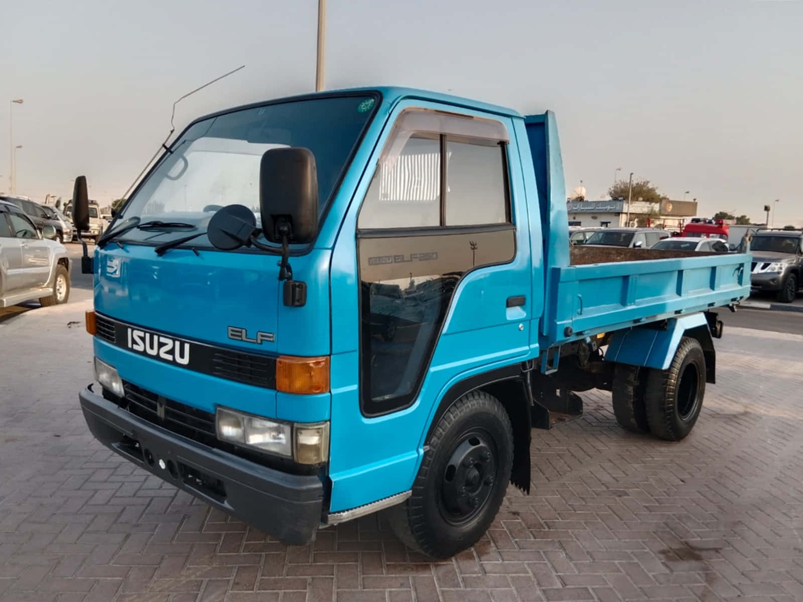 Blauwe Isuzu Elf Truck Geparkeerd In De Openlucht Achtergrond