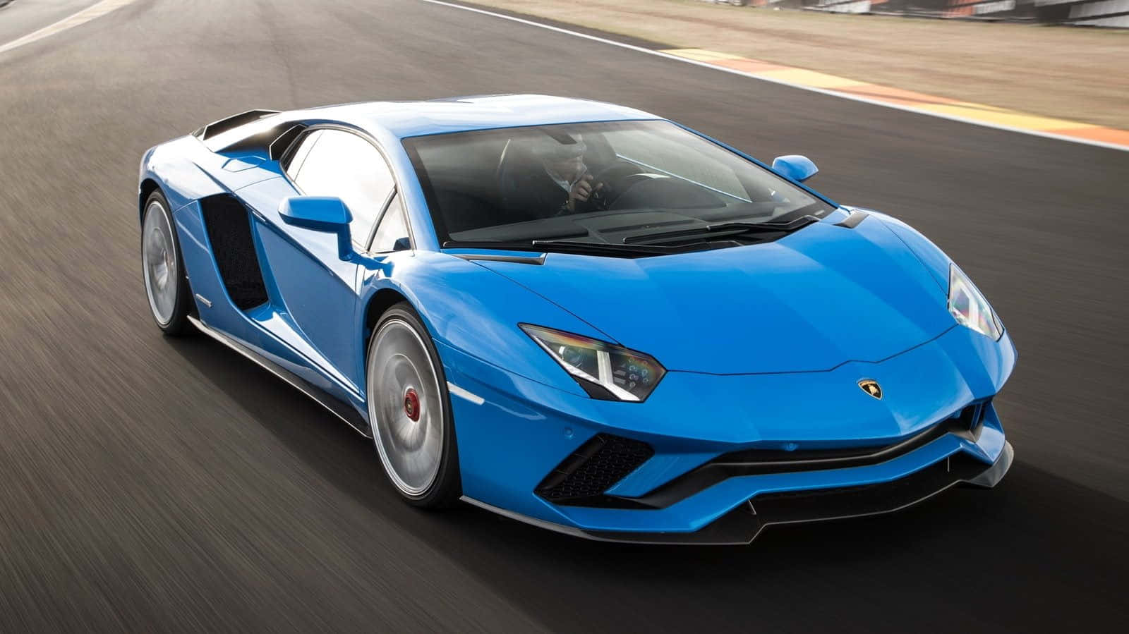 Accióndeportiva De Un Lamborghini Aventador Azul. Fondo de pantalla