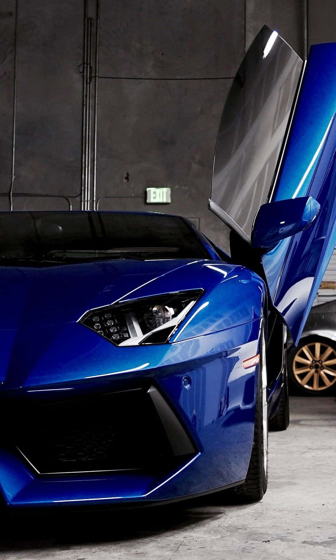 Lås denne lyse blå Lamborghini-designs kraft fri Wallpaper