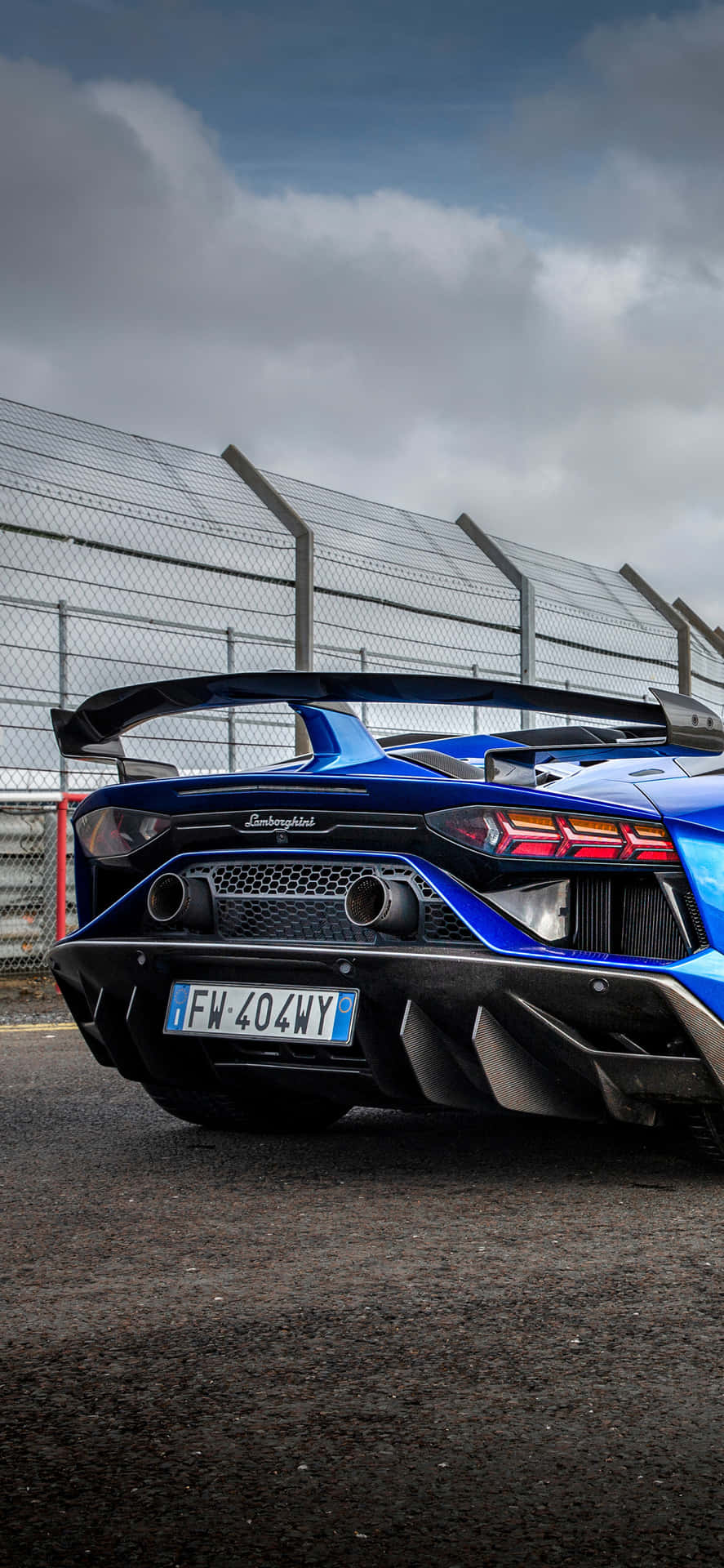 Mitstil Fahren Sie Mit Einem Blauen Lamborghini Iphone. Wallpaper