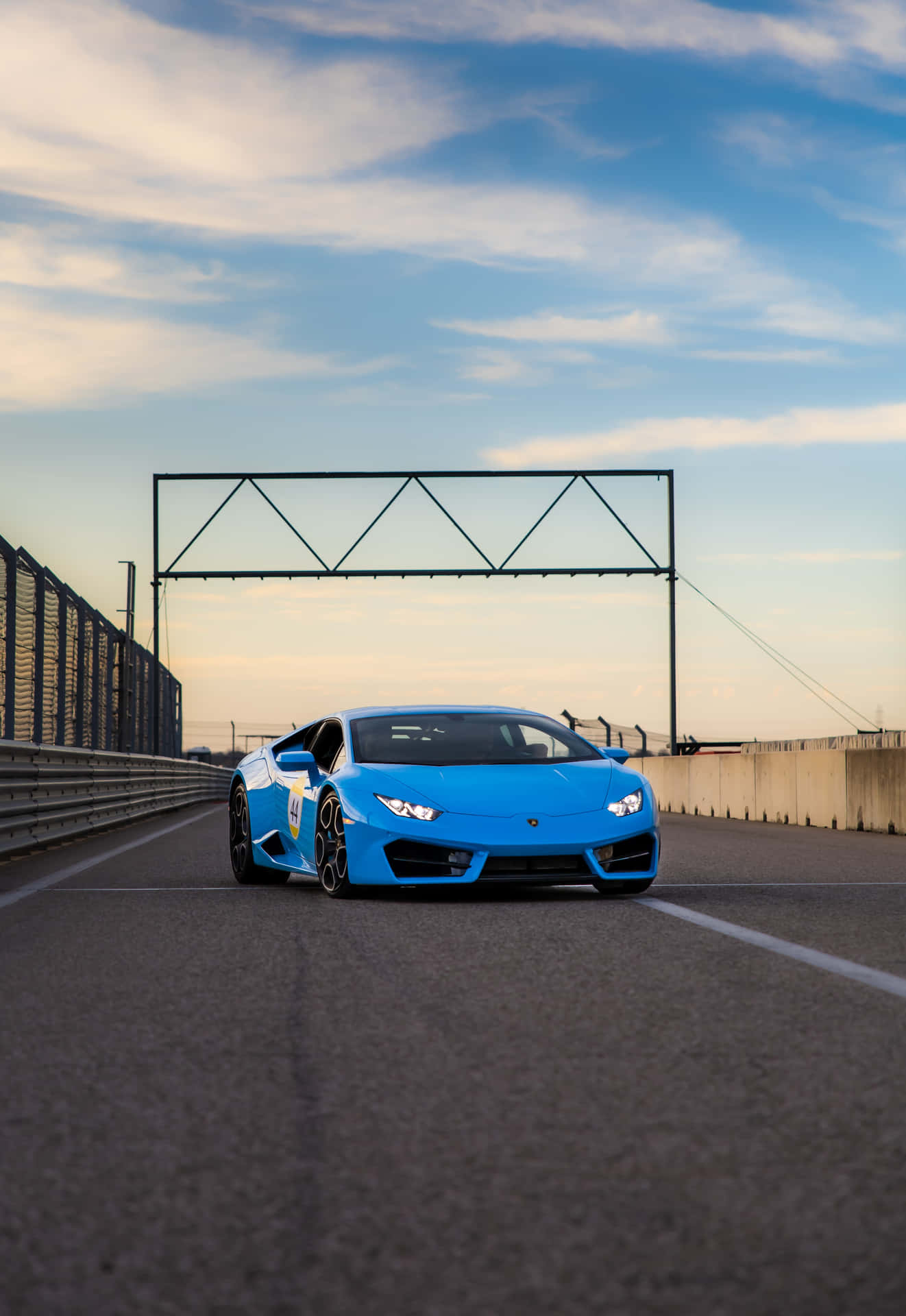 Zoom forbi konkurrencen med en stilfuld blå Lamborghini. Wallpaper