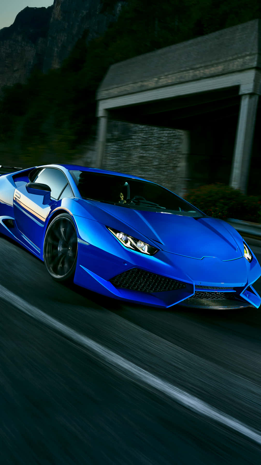Denblåa Lamborghini-körningen Ger Lyxens Spänning. Wallpaper