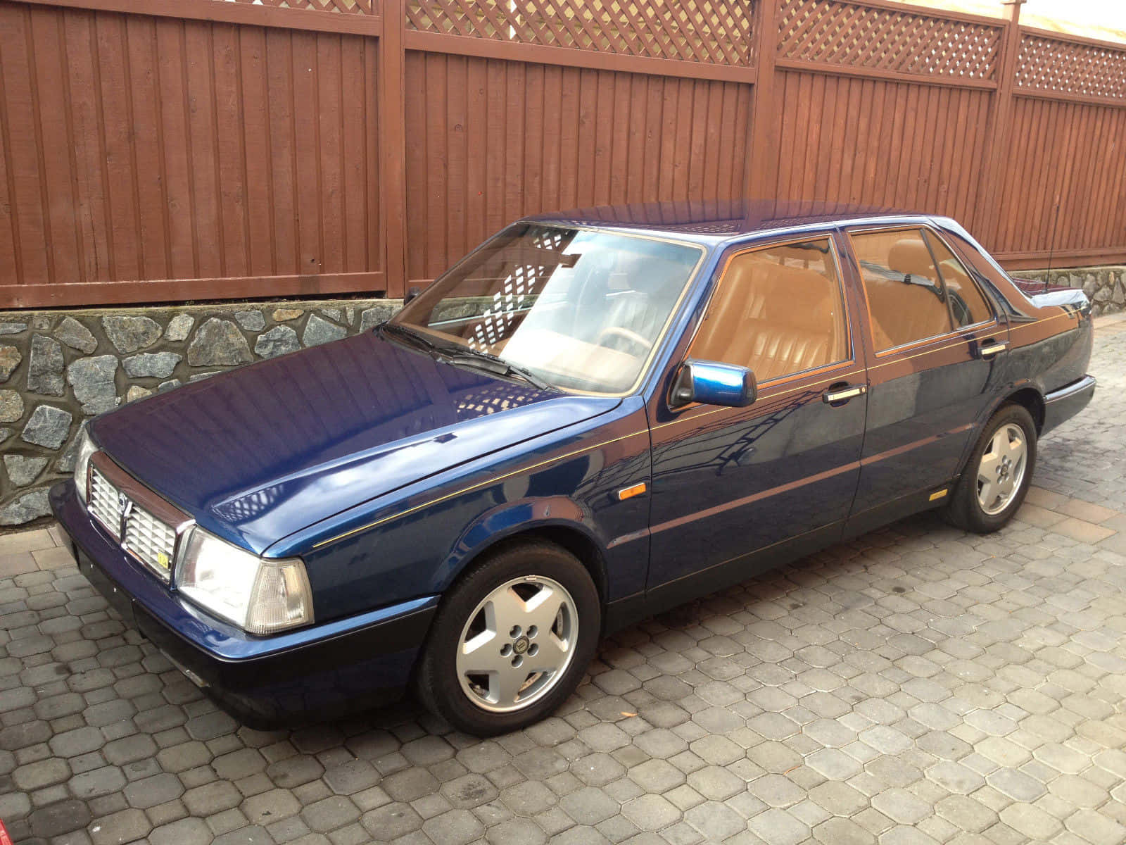 Lancia Thema Bleue Garée À L'extérieur Fond d'écran