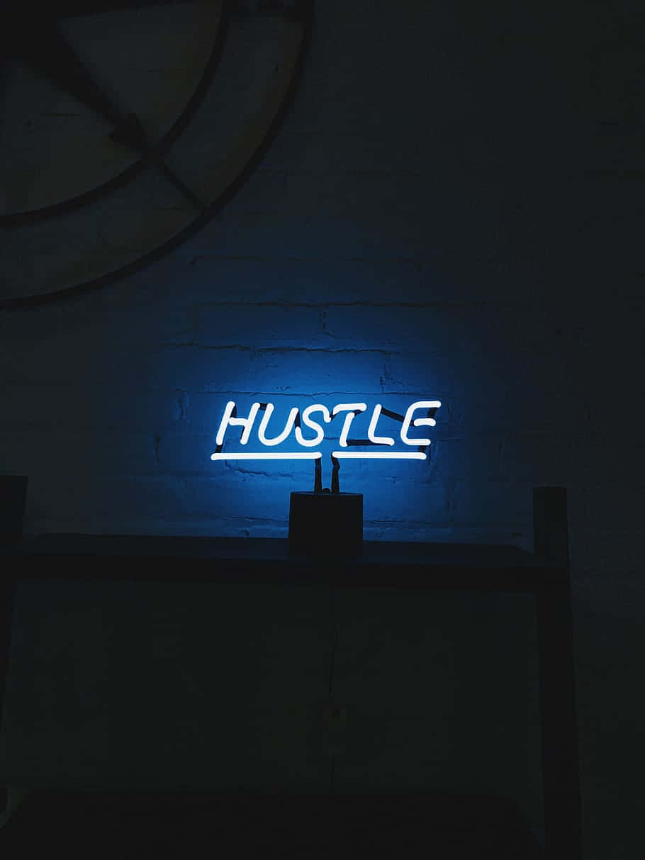 En blå neon skilt med ordet 'hustle' på det. Wallpaper