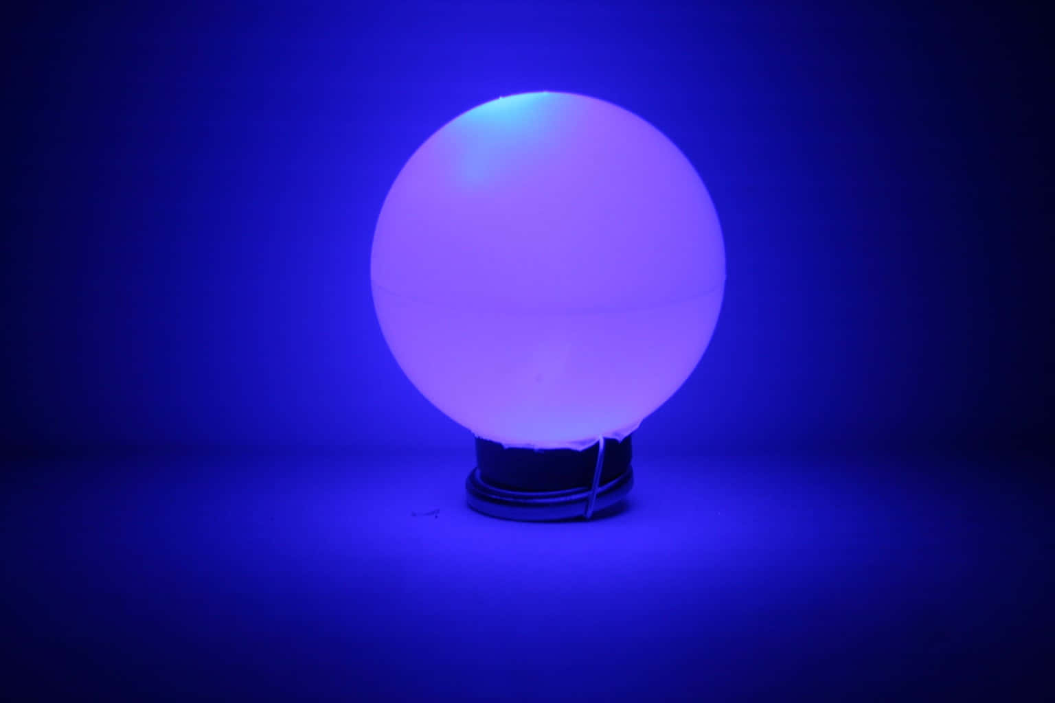 Umaluminária Em Forma De Ovo Azul Com Luz Roxa