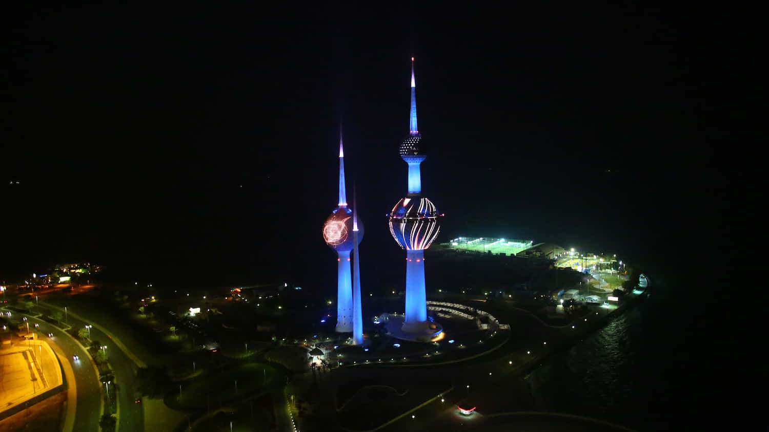 Luzesazuis Das Torres Do Kuwait À Noite. Papel de Parede