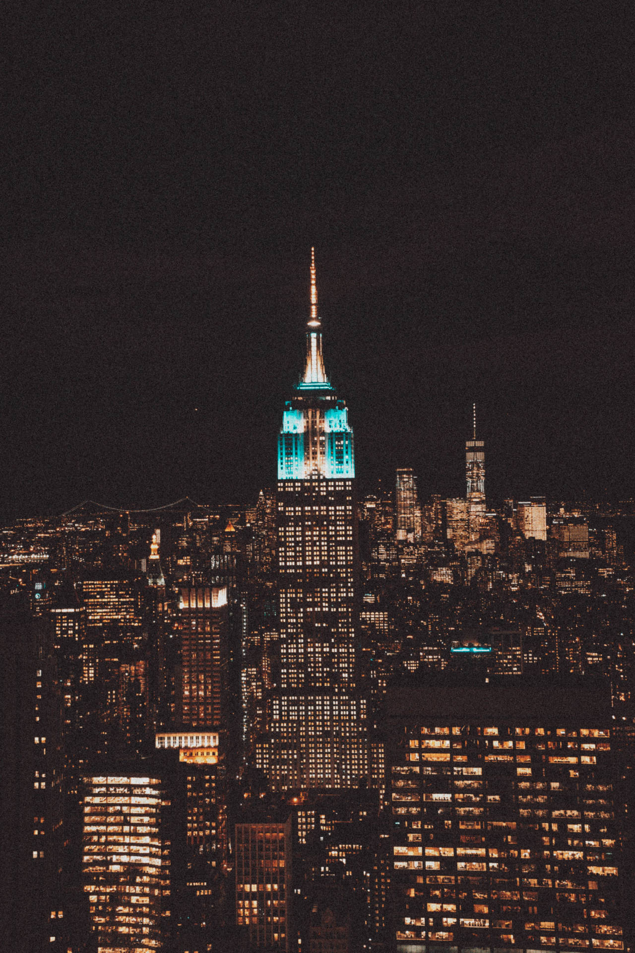 Blåt Lys New York Night View Wallpaper