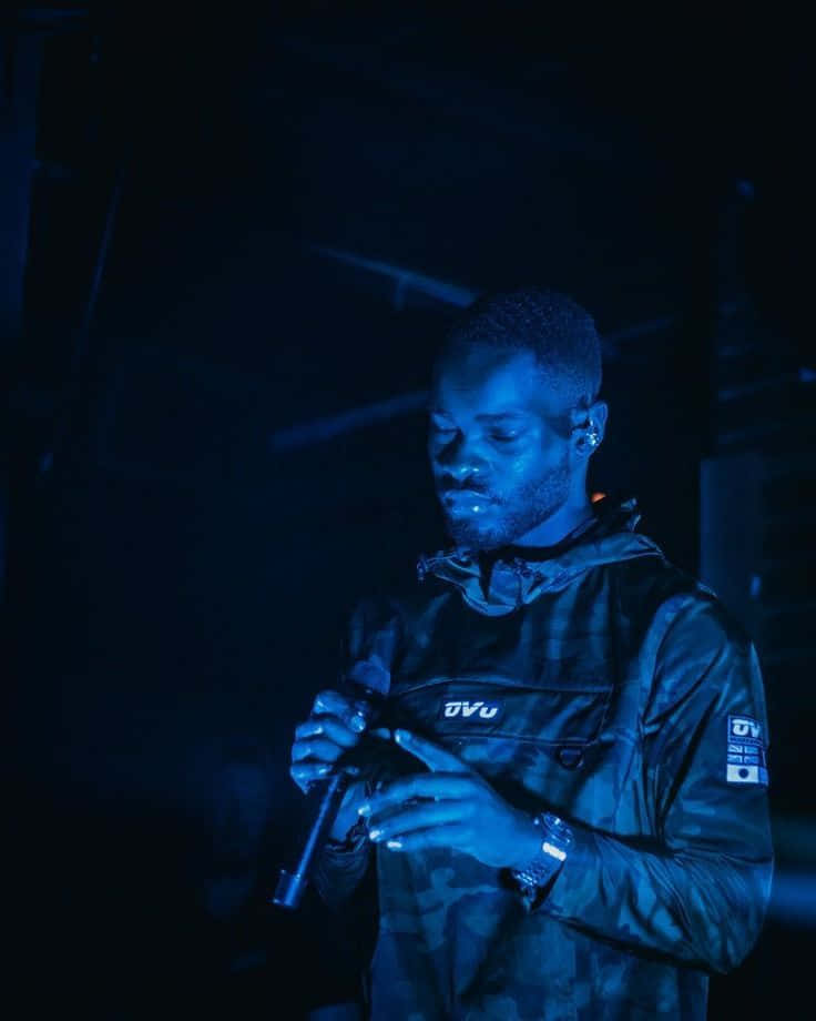 Blauw Verlichte Performer Op Het Podium Achtergrond