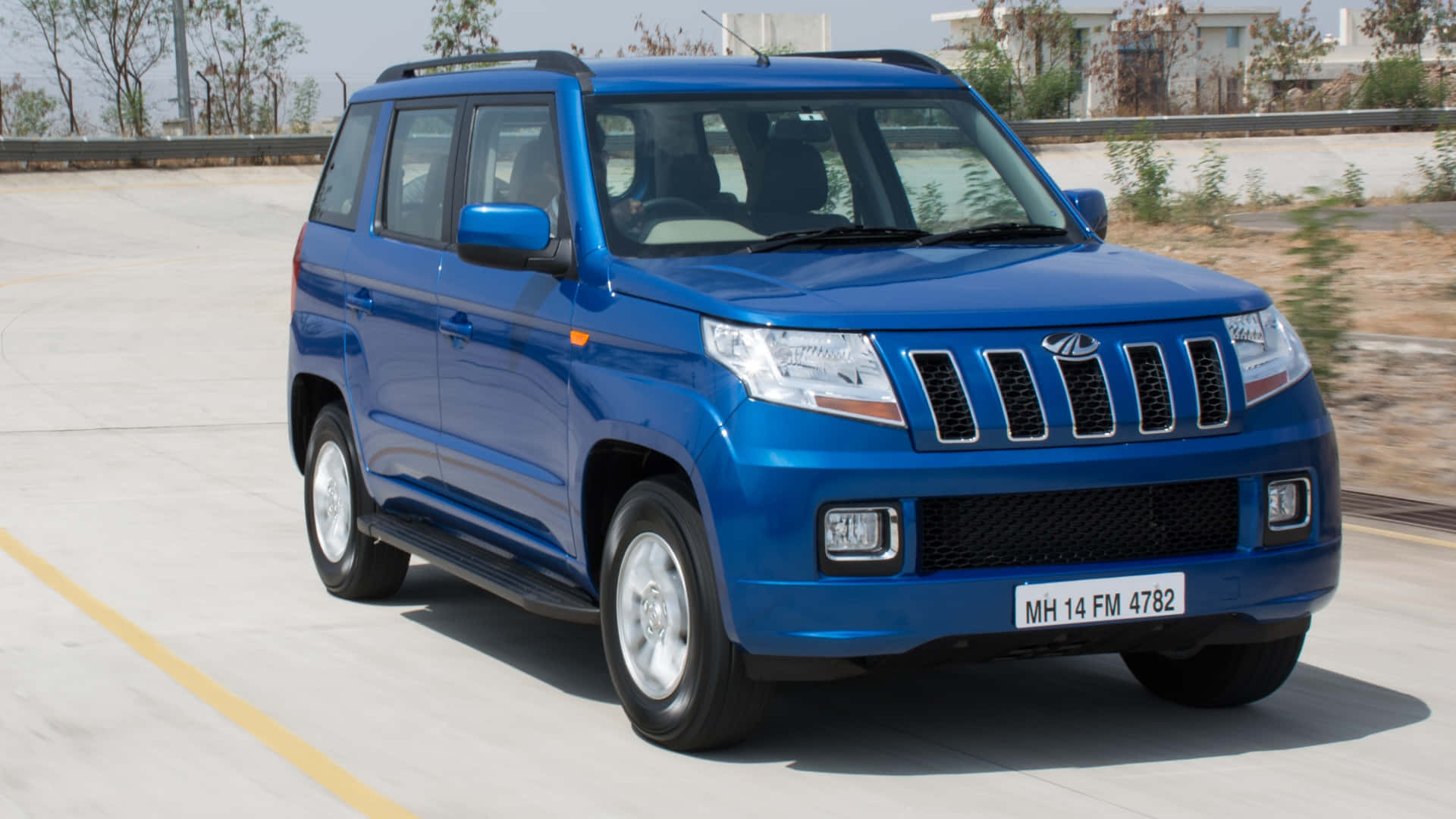 Mahindra Tuv300 Bleue Sur La Route Fond d'écran