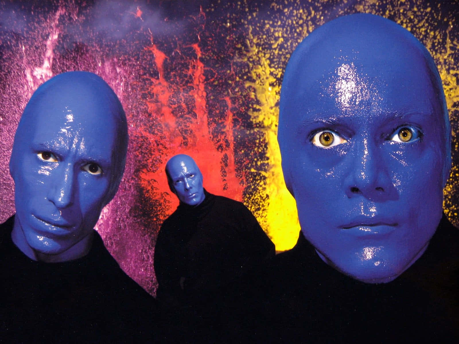 Disfrutade La Creativa Y Musical Actuación Del Grupo Blue Man. Fondo de pantalla
