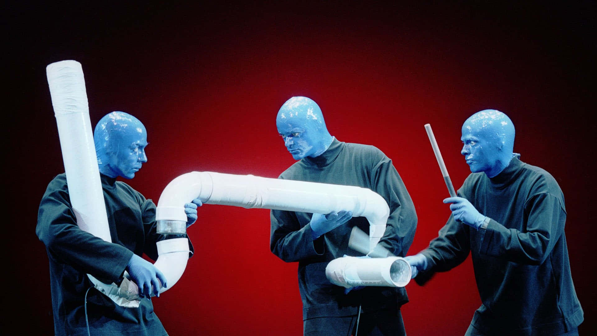 Increíblesartistas Del Grupo Blue Man Actuando Frente A Una Audiencia Cautiva Fondo de pantalla