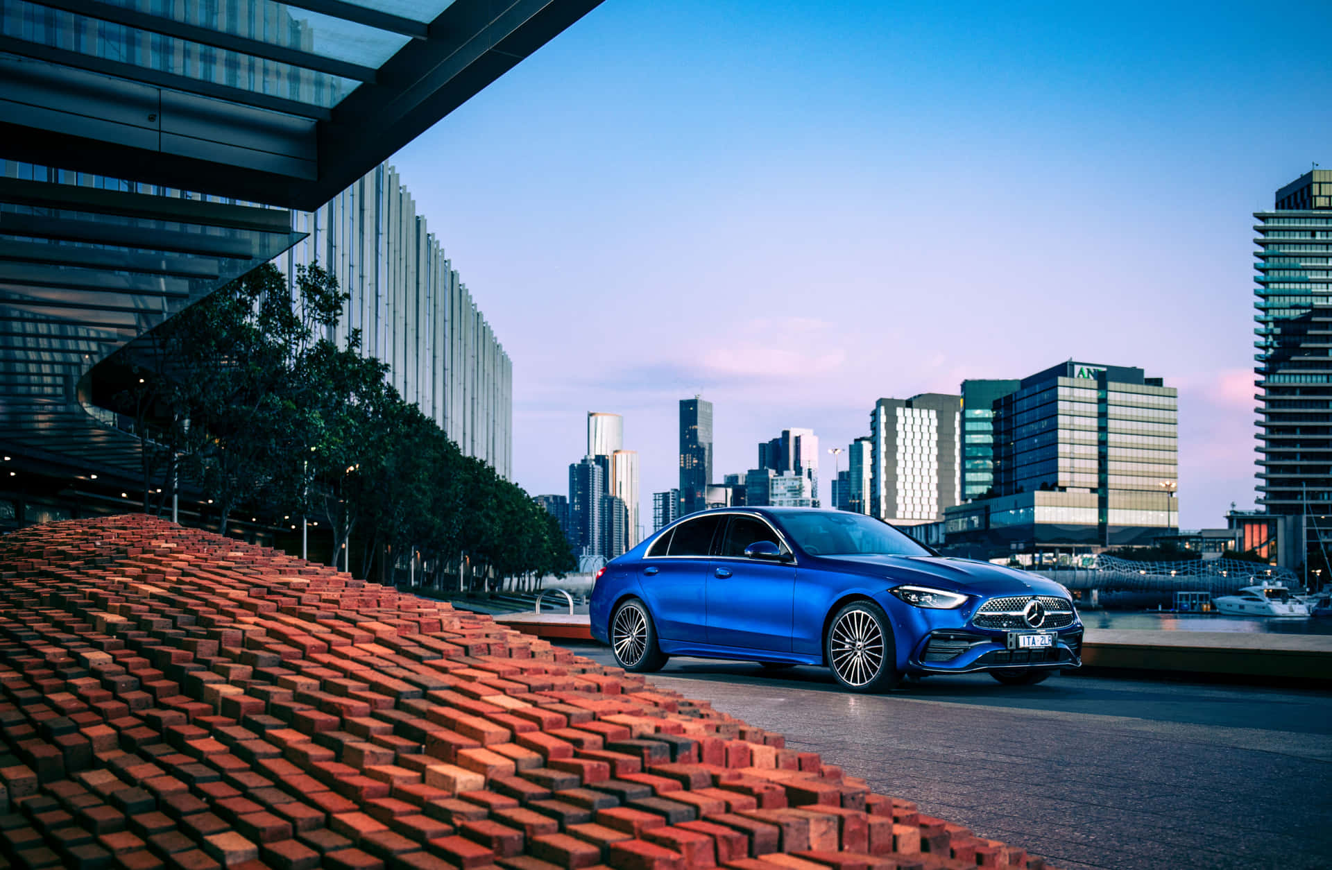 Blauwe Mercedes Benz C Klasse Stadsgezicht Achtergrond