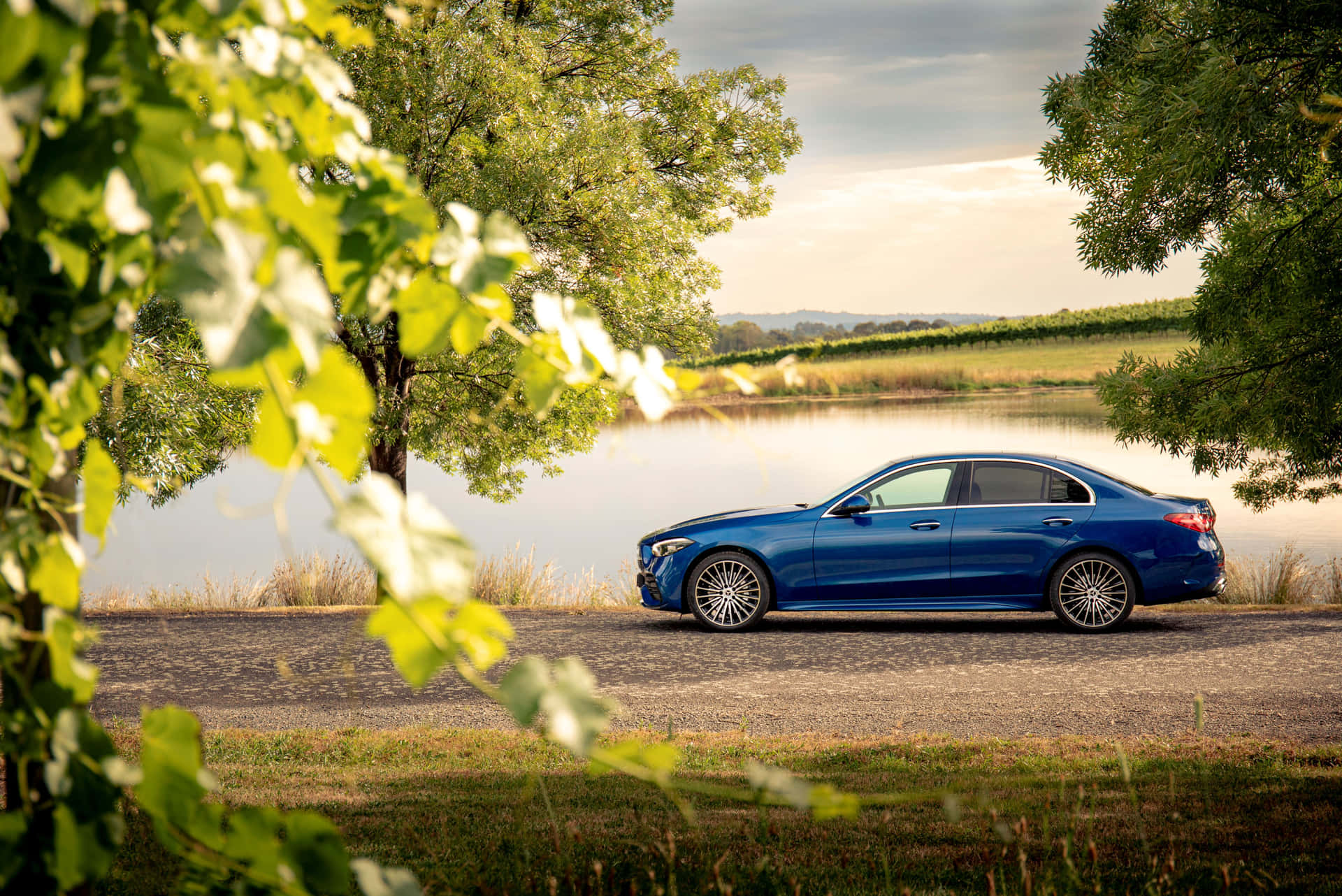 Blauwe Mercedes Benz C Klasse Aan Het Meer Achtergrond