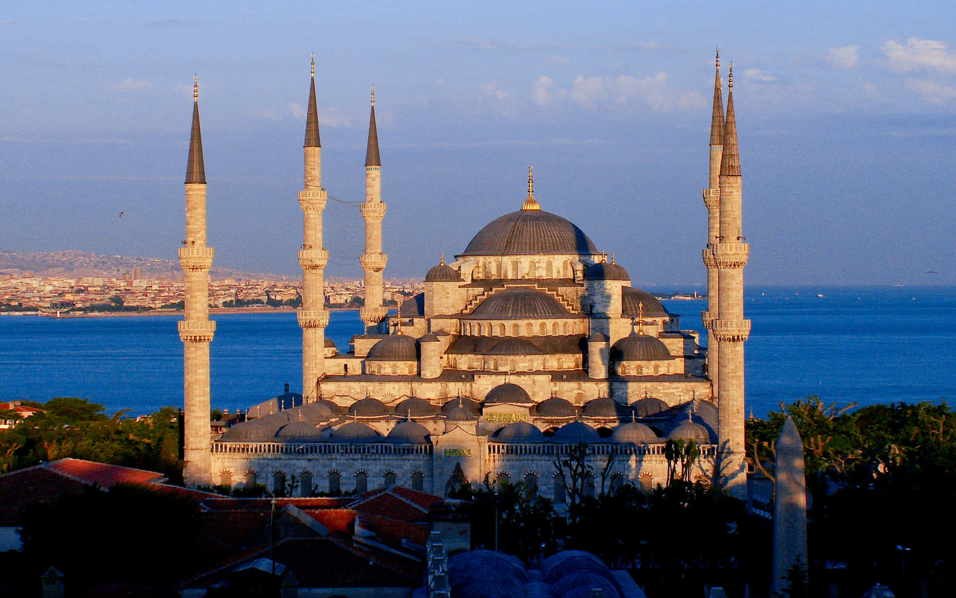 Mezquitaazul Frente Al Mar Azul. Fondo de pantalla