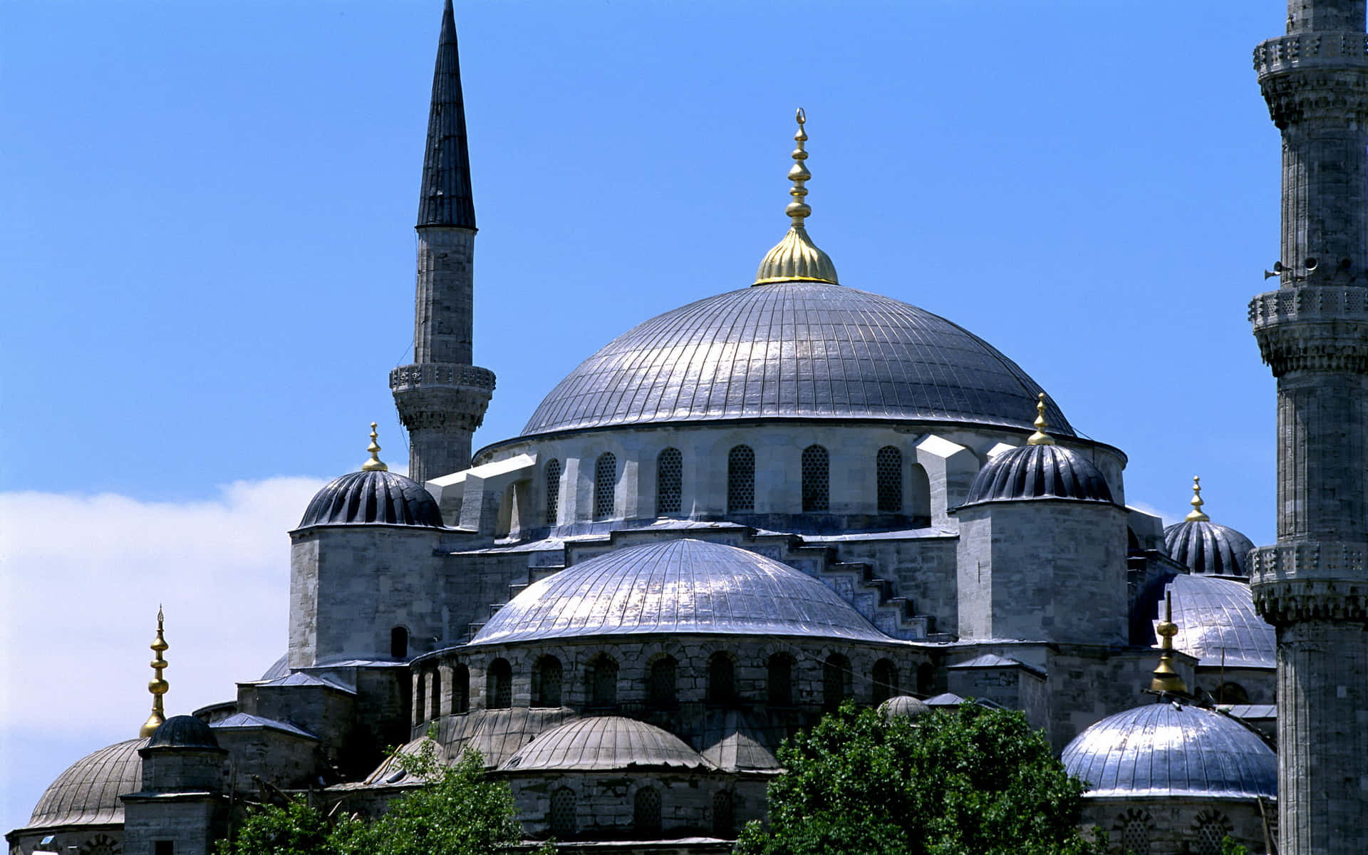 Vistalateral De La Mezquita Azul Con Cielo Azul. Fondo de pantalla