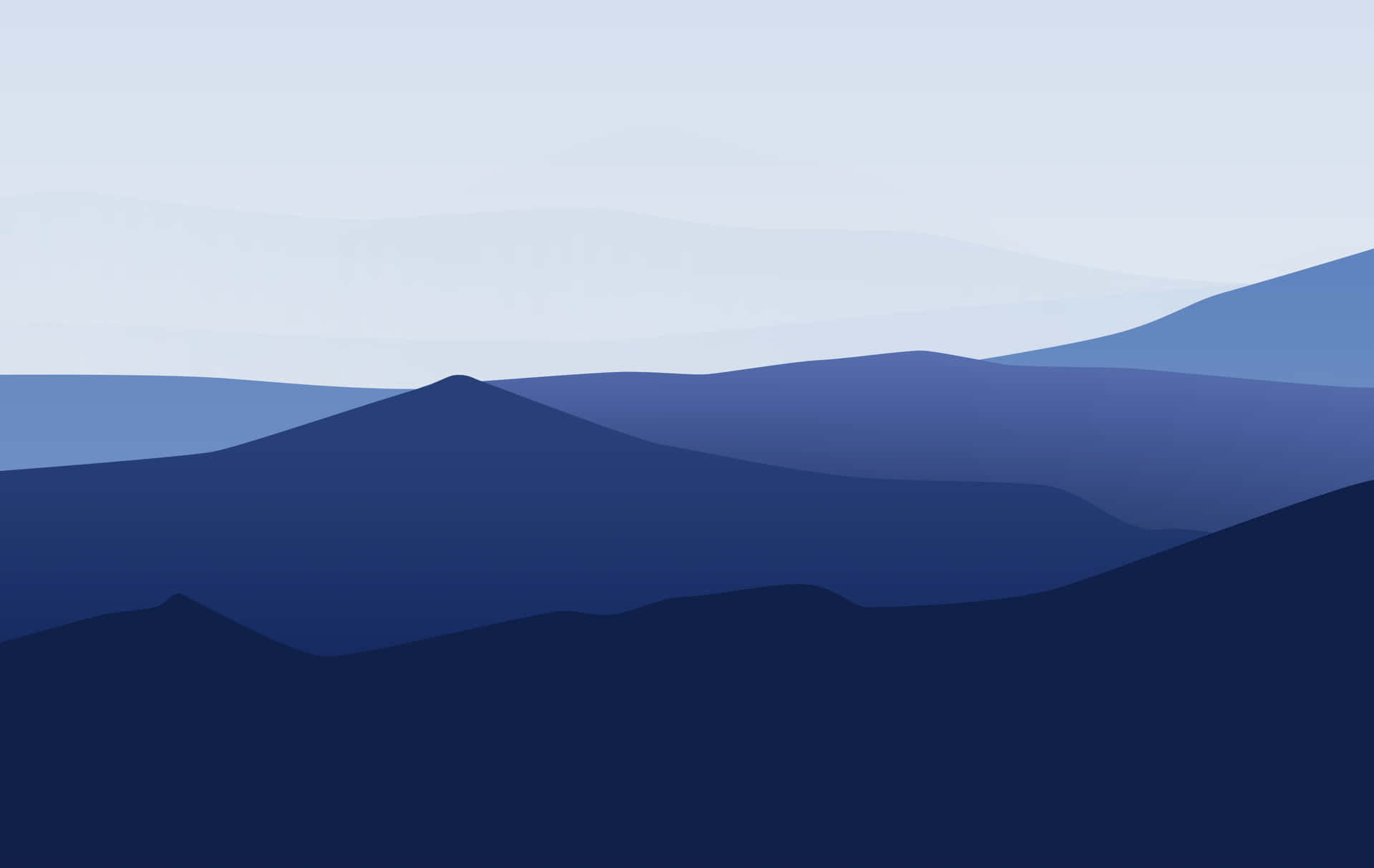 Imponentemontaña Azul Cumbre En El Horizonte Brumoso. Fondo de pantalla