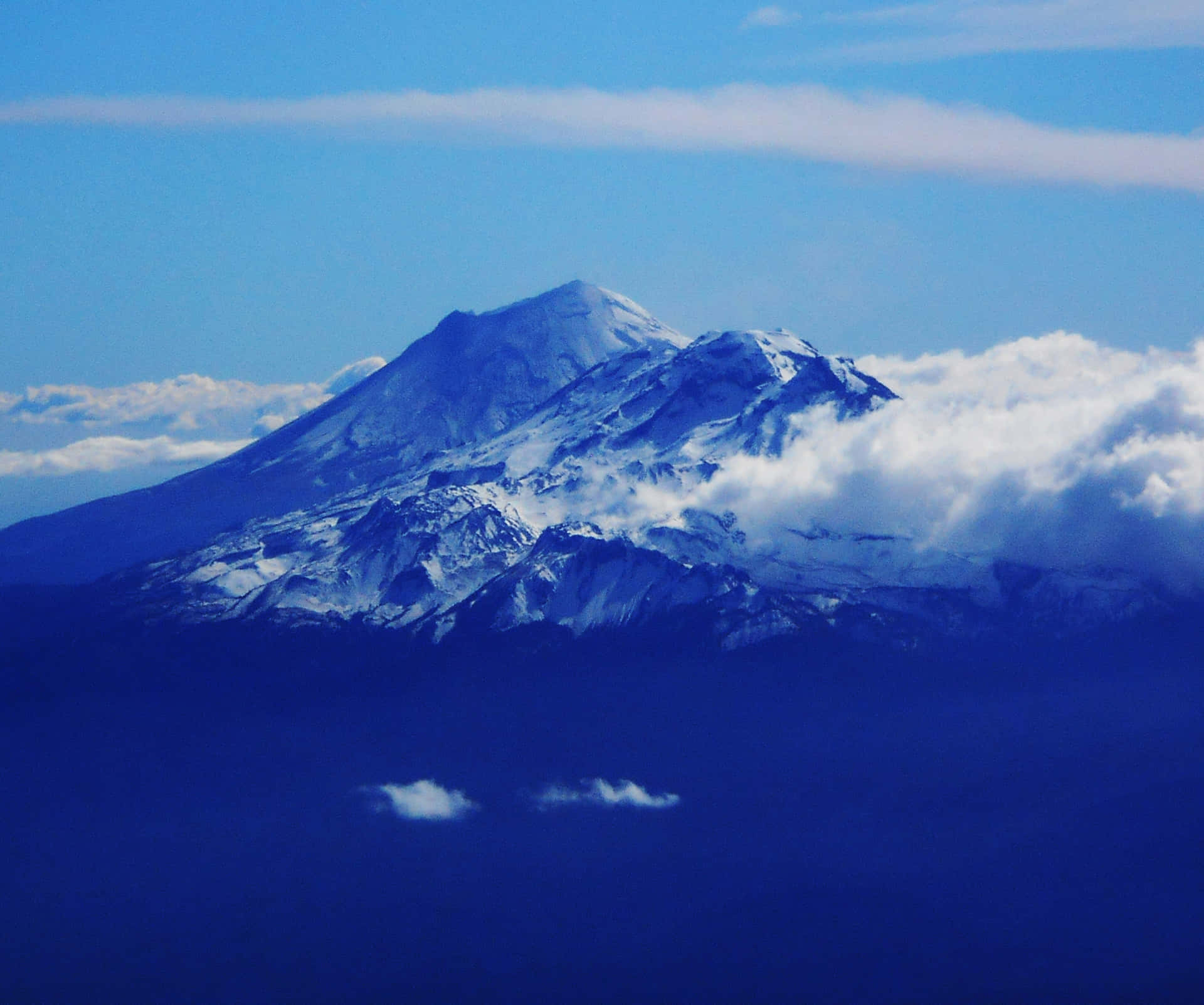 Montañaazul Con Nubes En La Cima. Fondo de pantalla