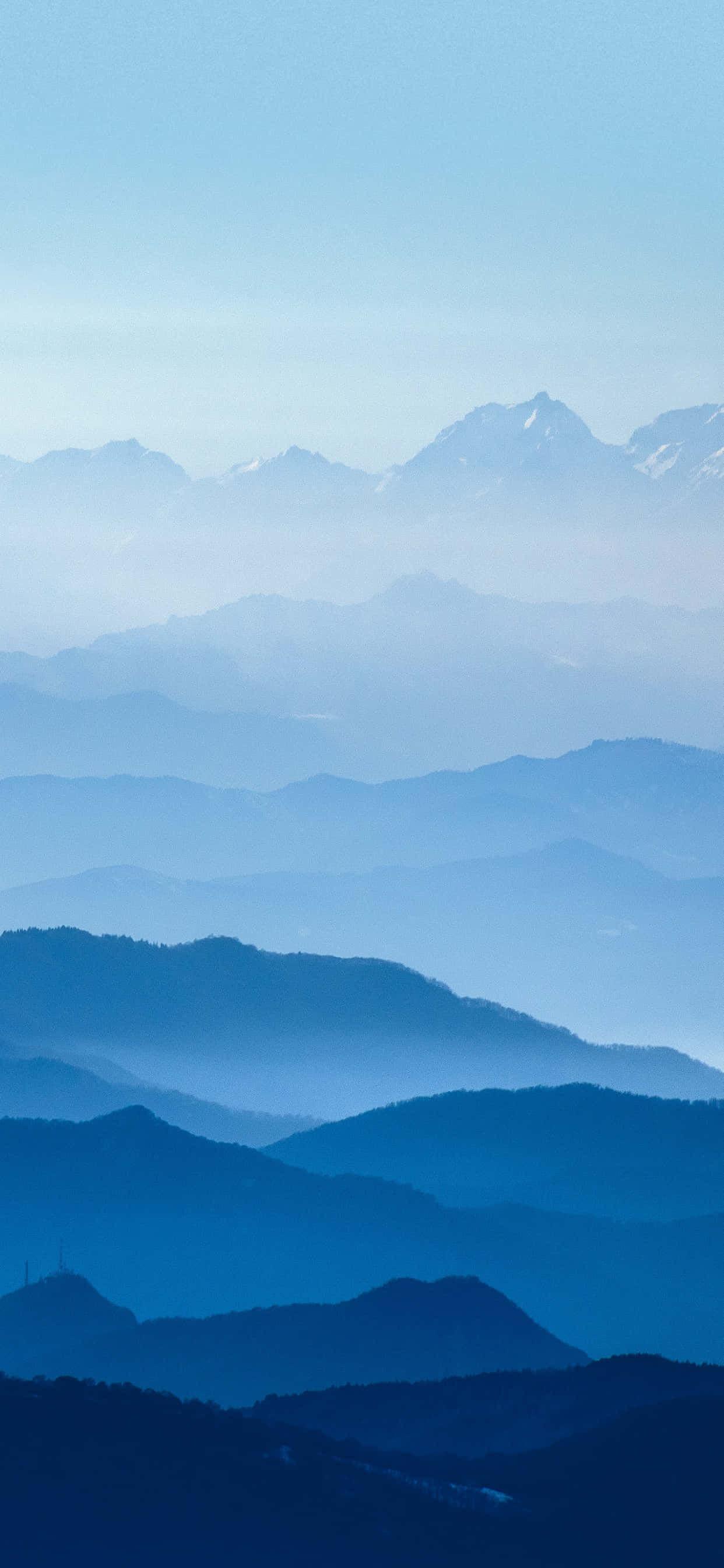 Disfrutade La Tranquila Belleza De La Montaña Azul. Fondo de pantalla
