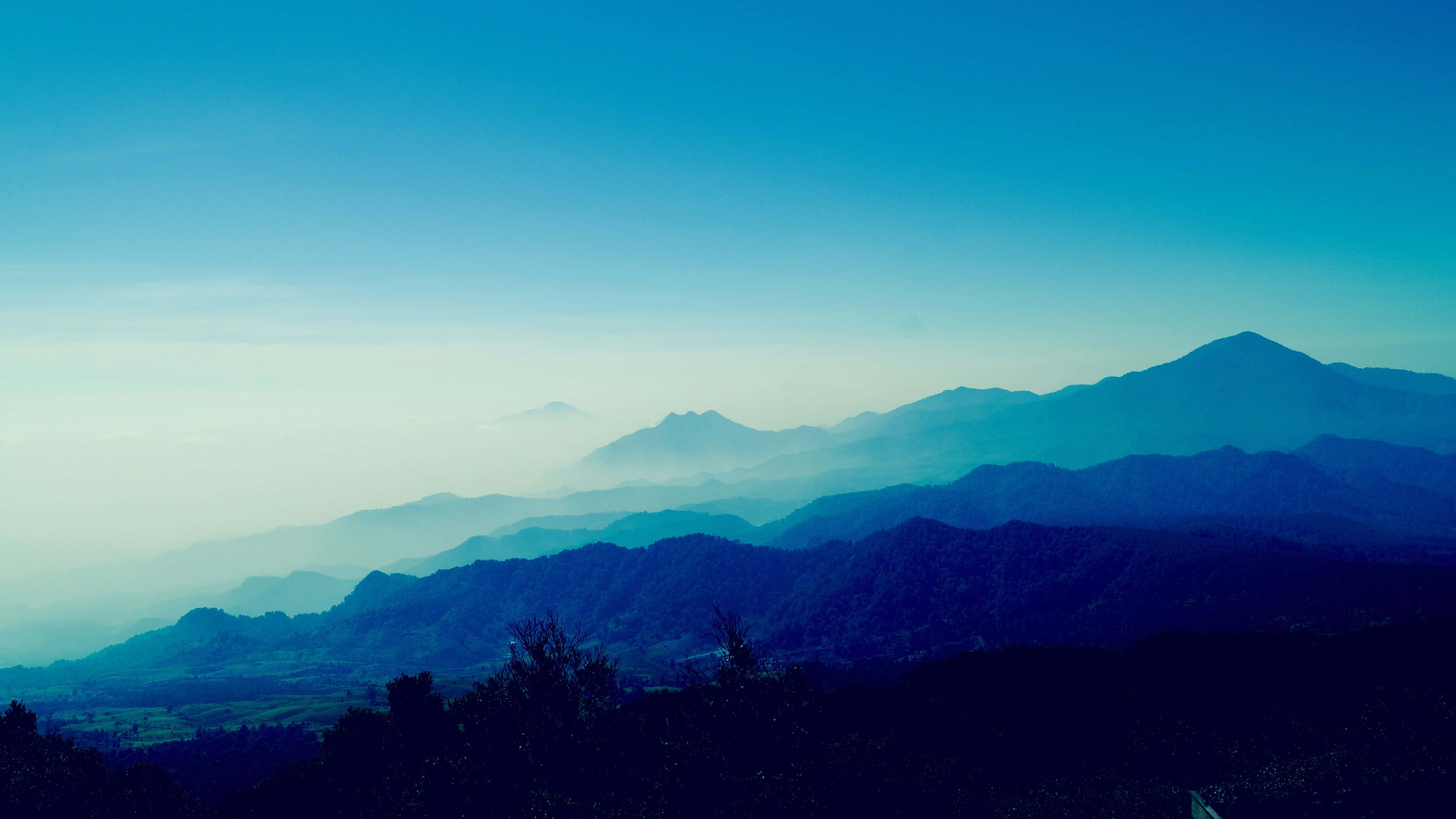 Disfrutade La Tranquilidad De La Salida Del Sol En La Montaña Azul. Fondo de pantalla