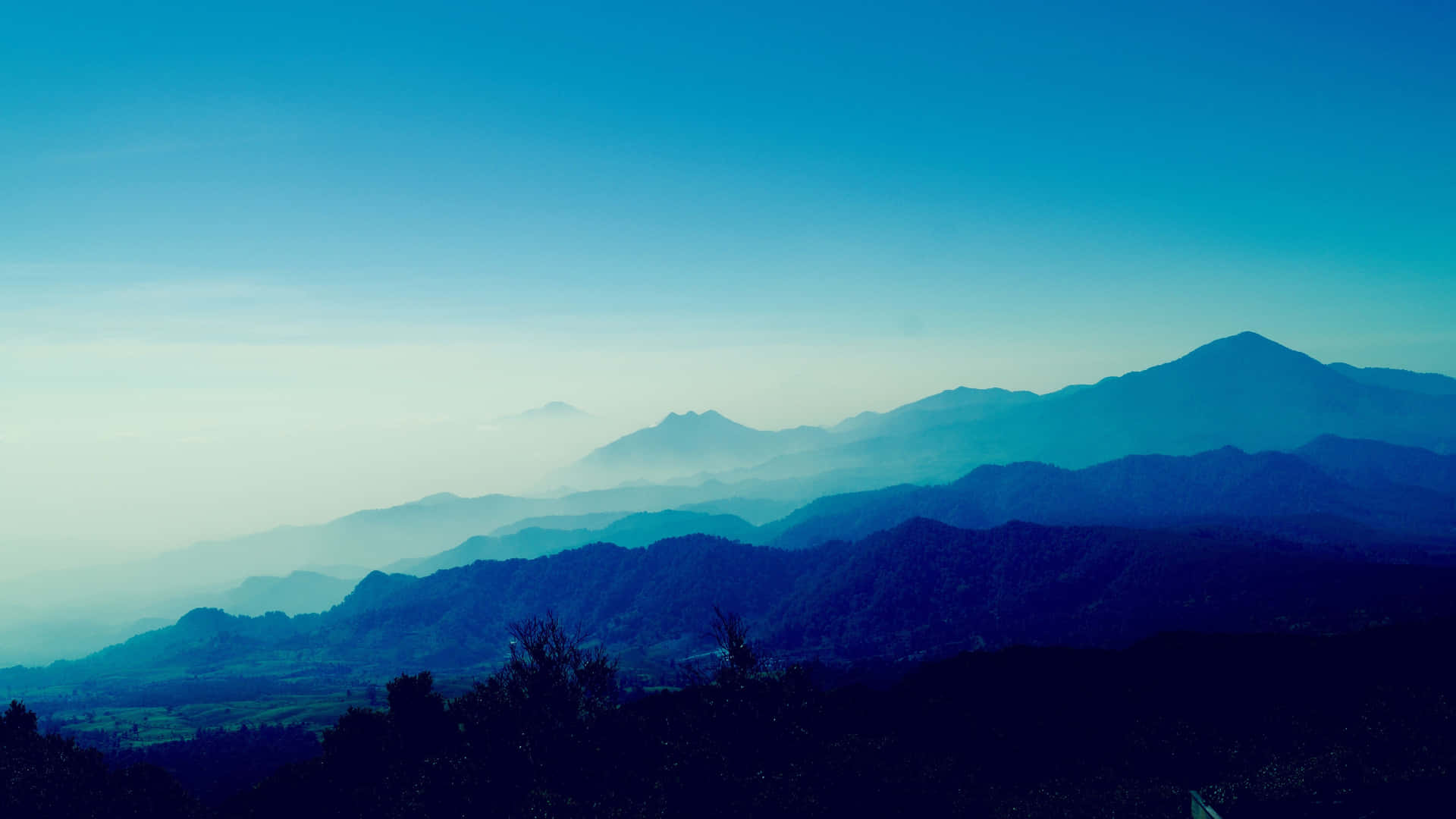 Disfrutade La Majestuosa Vista De La Montaña Azul. Fondo de pantalla