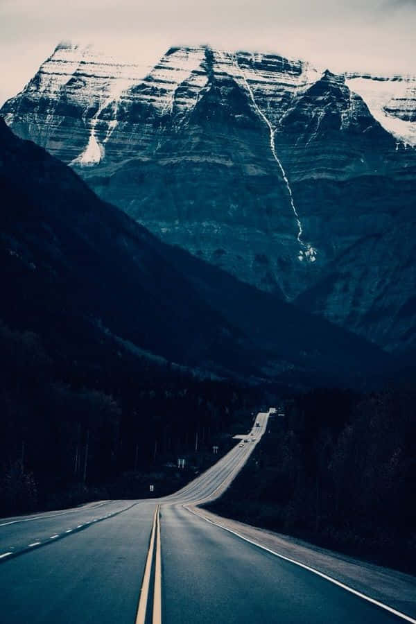 Majestic Blue Mountains Landscape Wallpaper