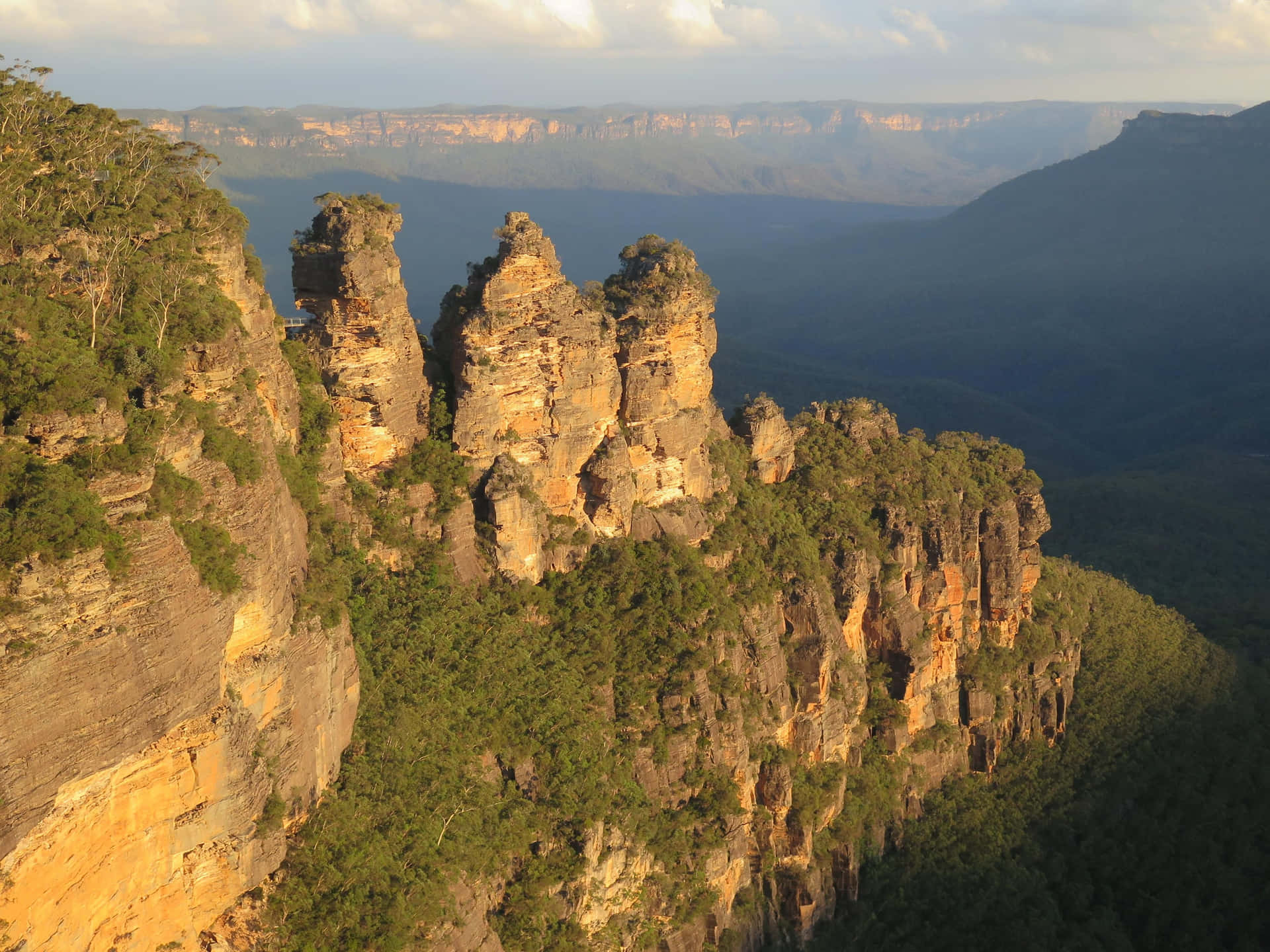 Explore the Treasures of Blue Mountains National Park Wallpaper