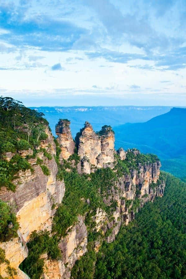 Enjoy the peaceful beauty of Blue Mountains National Park Wallpaper