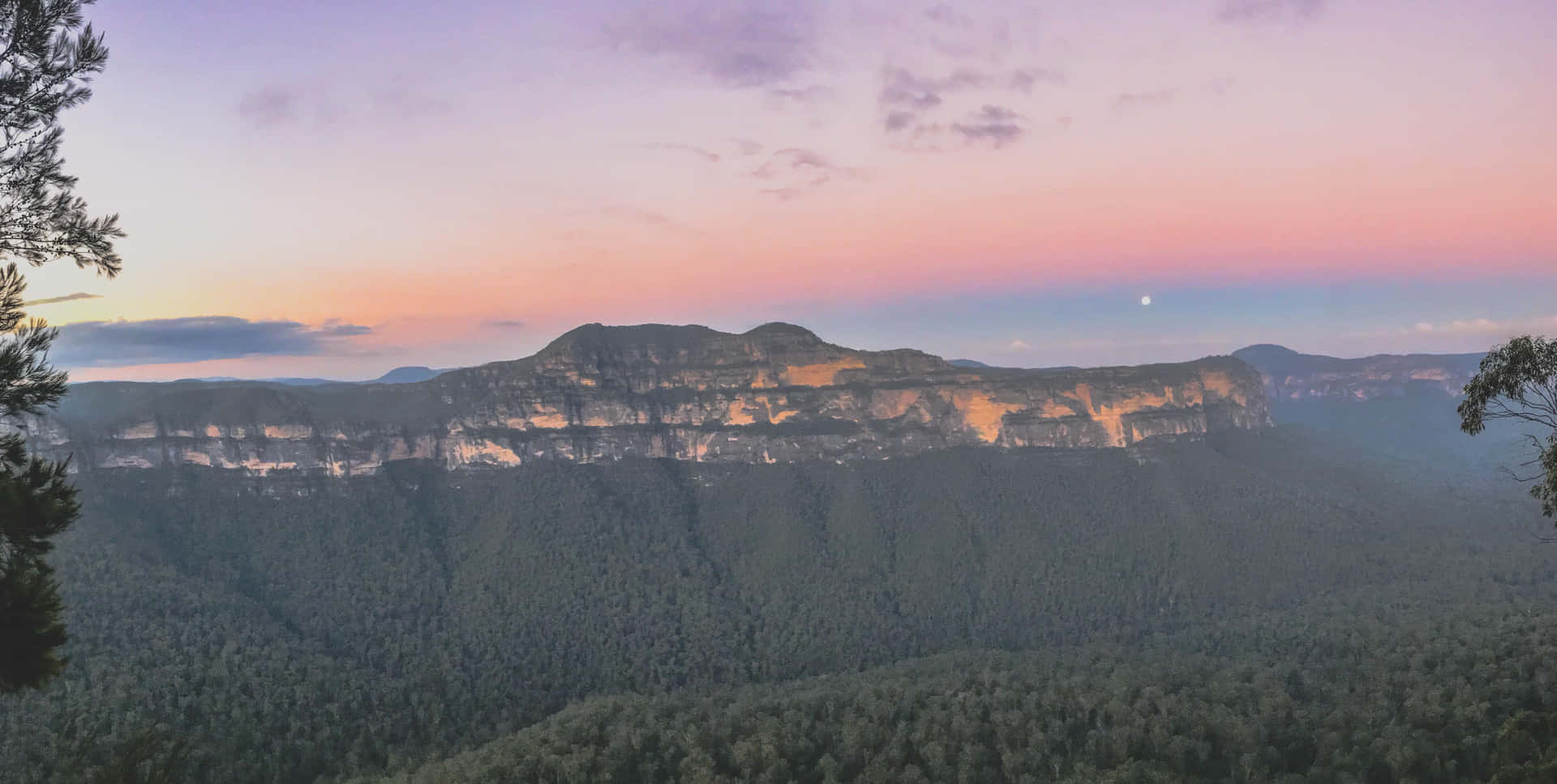 Take in the breathtaking views of Blue Mountains National Park Wallpaper