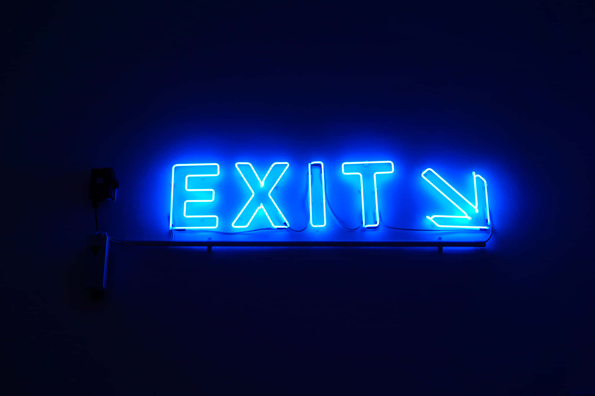 En blå neon skilt med ordet udgang Wallpaper
