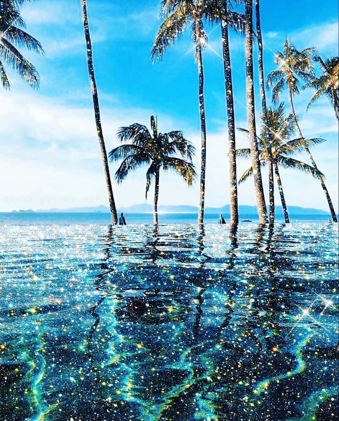 En tropisk strand med palmer og vand