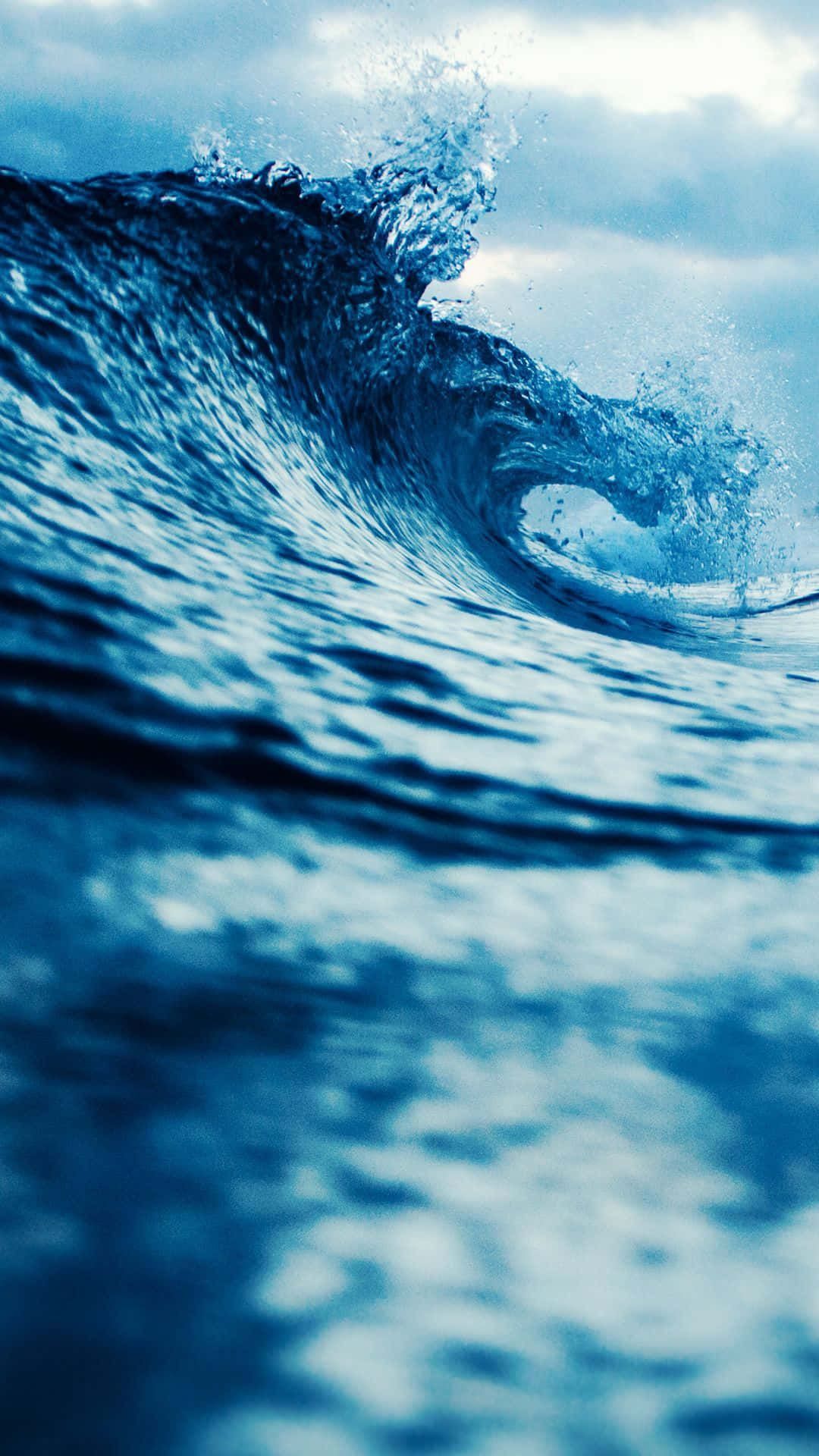 Eineperson Surft Im Ozean. Wallpaper